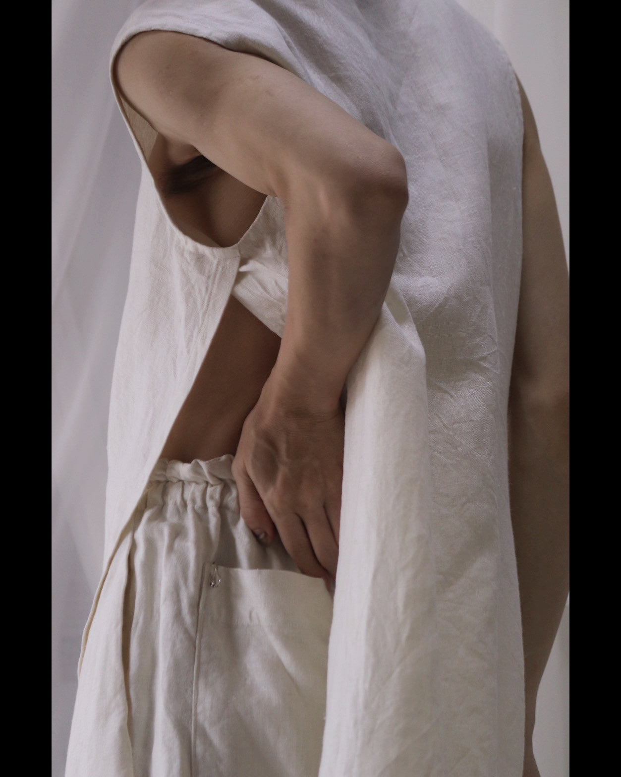 sleeveless slit shirt/white