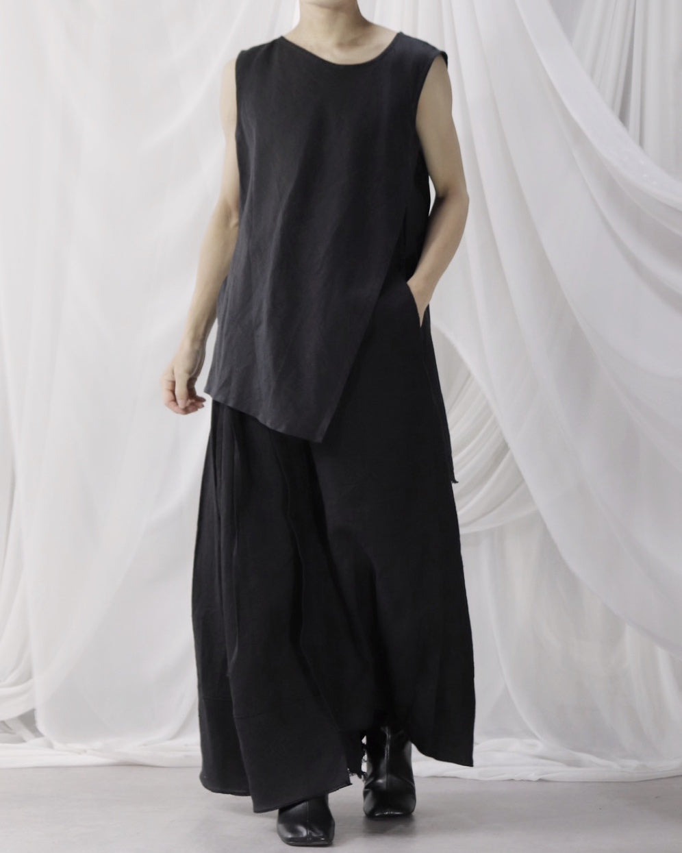 sleeveless slit shirt