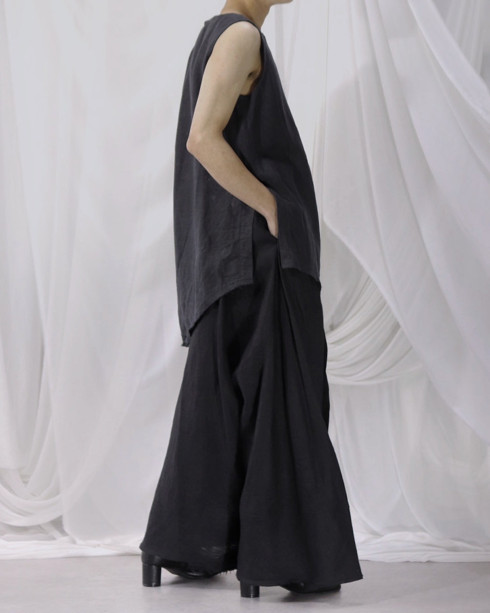 sleeveless slit shirt