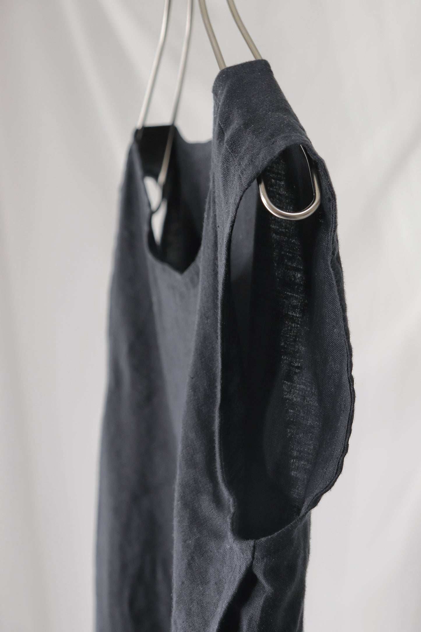 sleeveless slit shirt