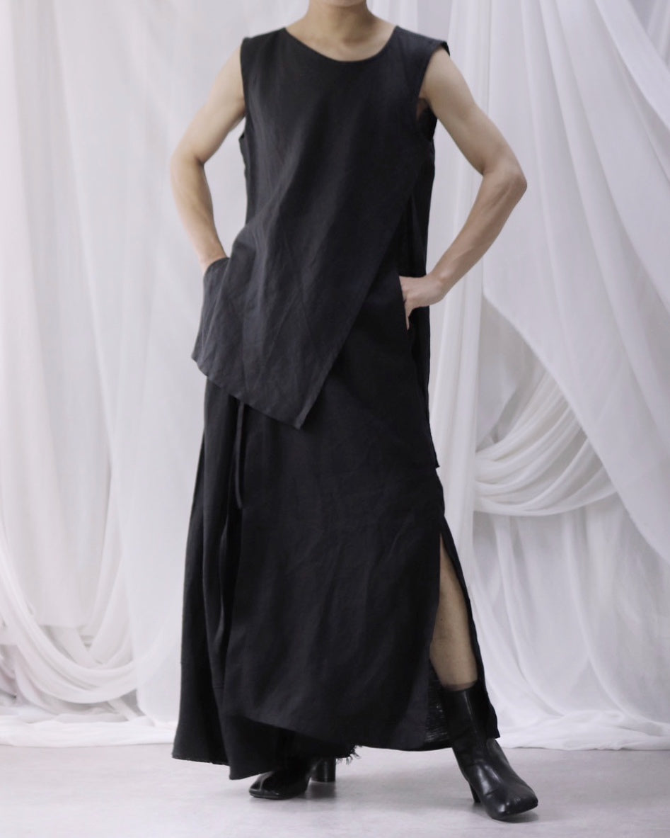 sleeveless slit shirt