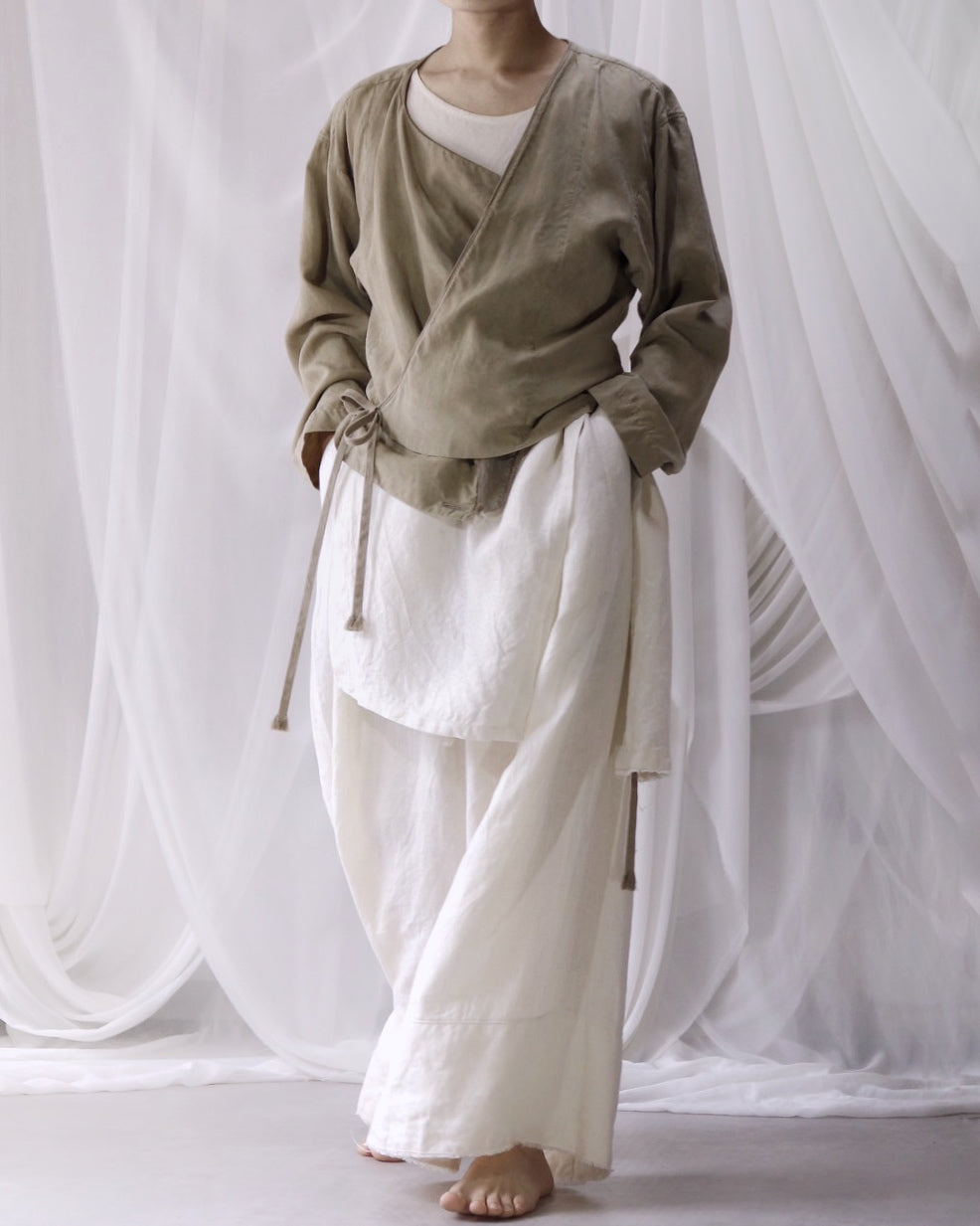 sleeveless slit shirt/white