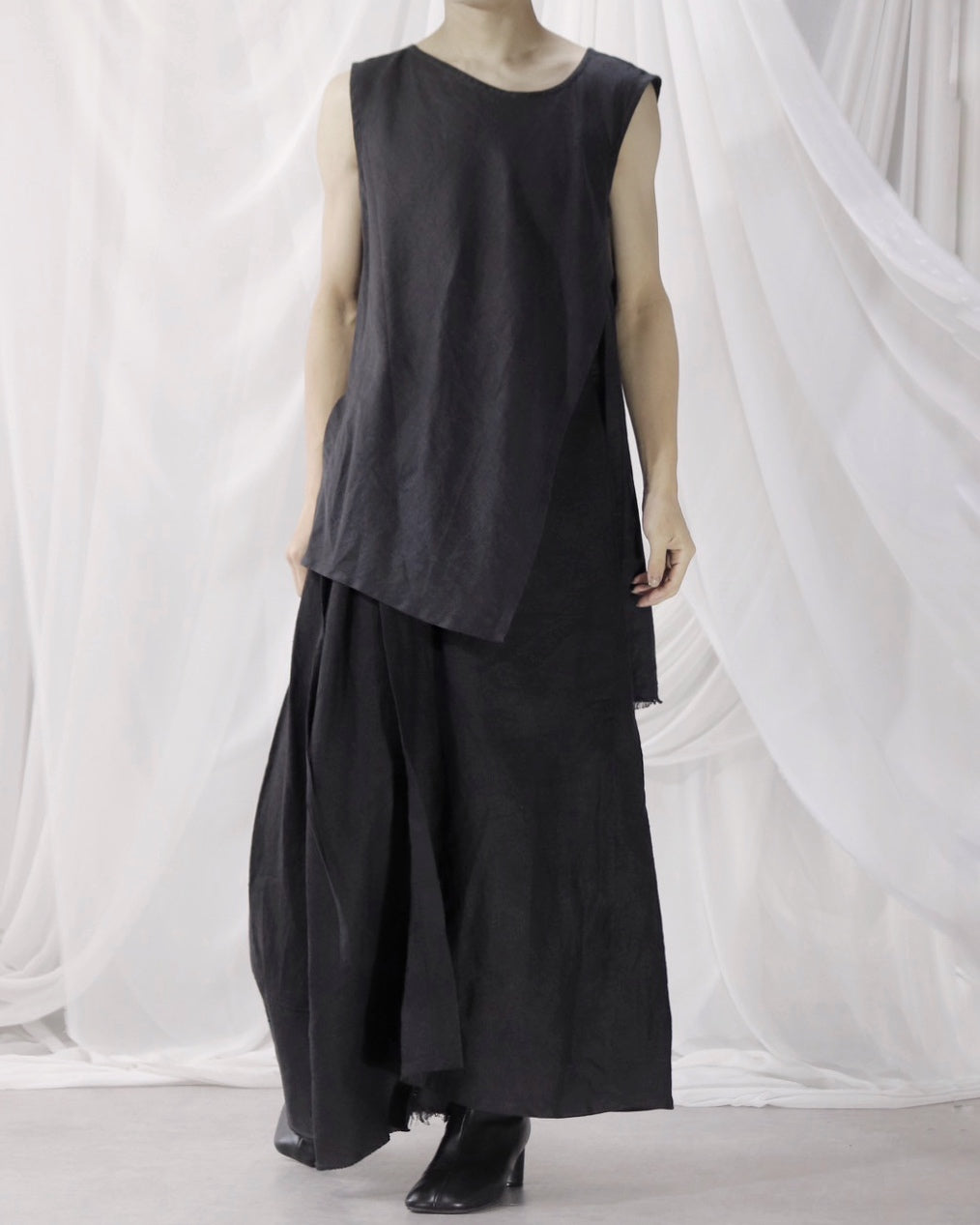 sleeveless slit shirt