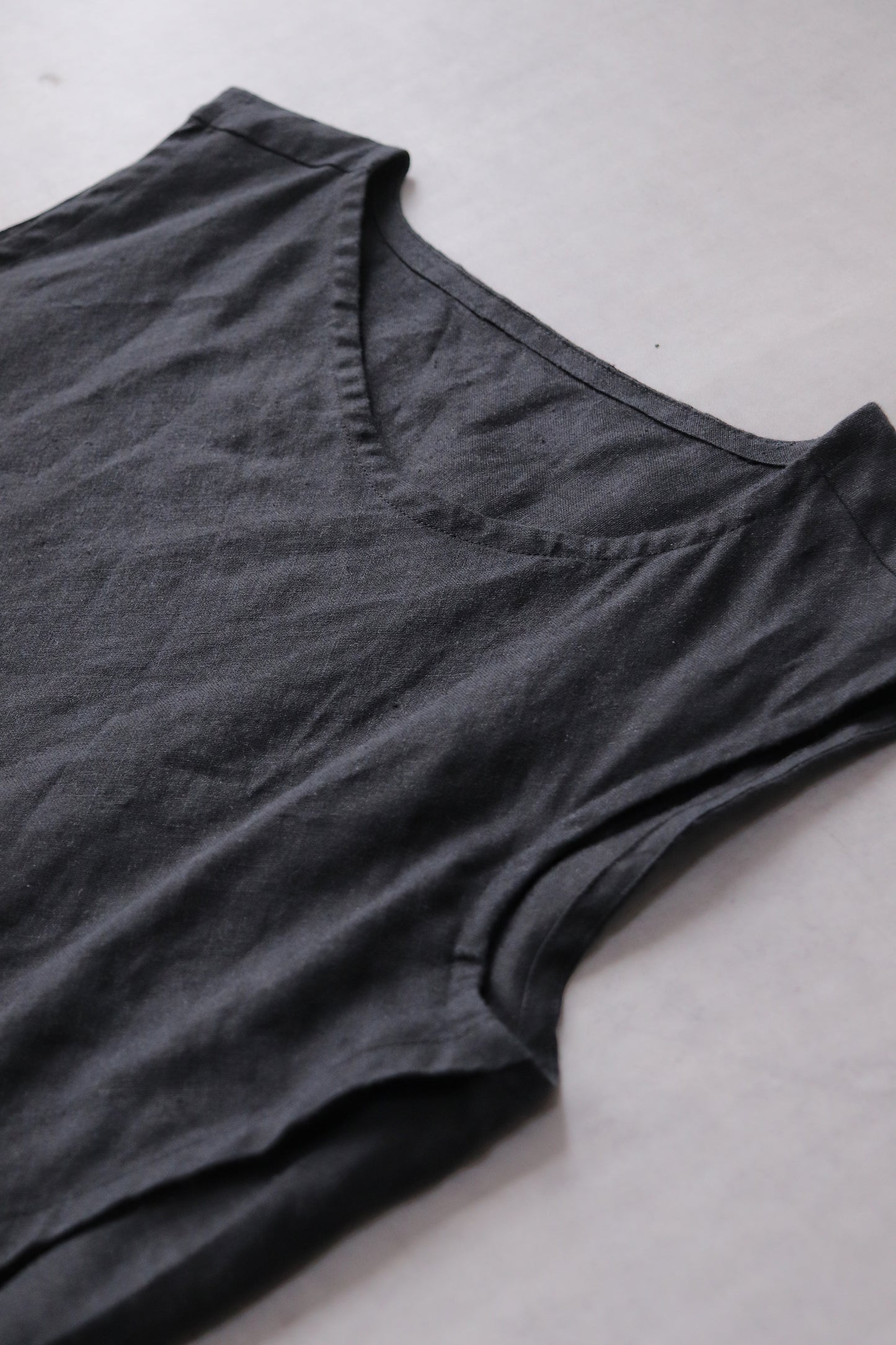 sleeveless slit shirt