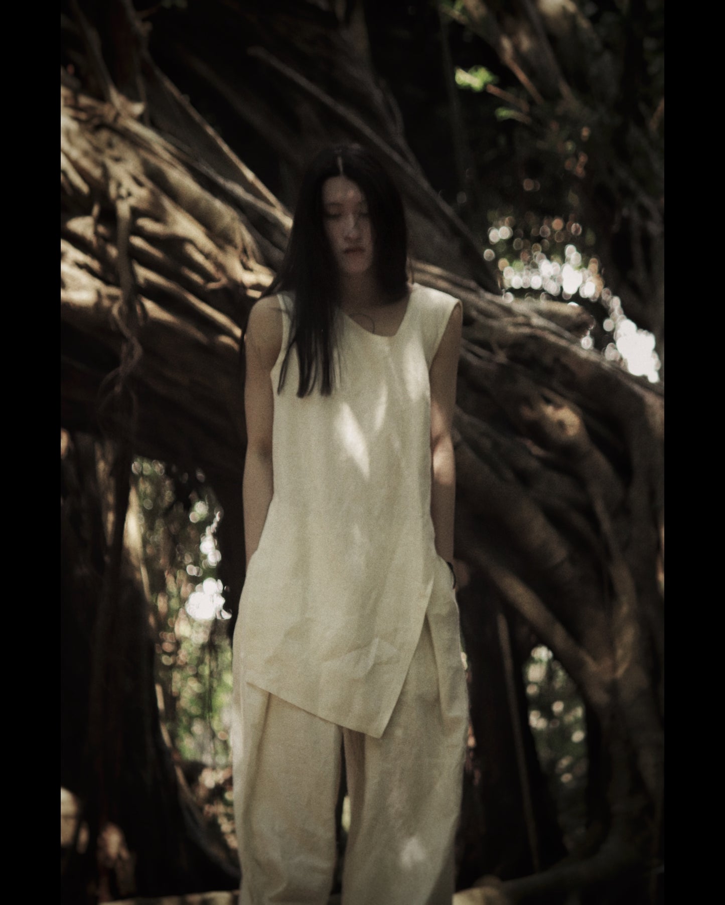 sleeveless slit shirt/white