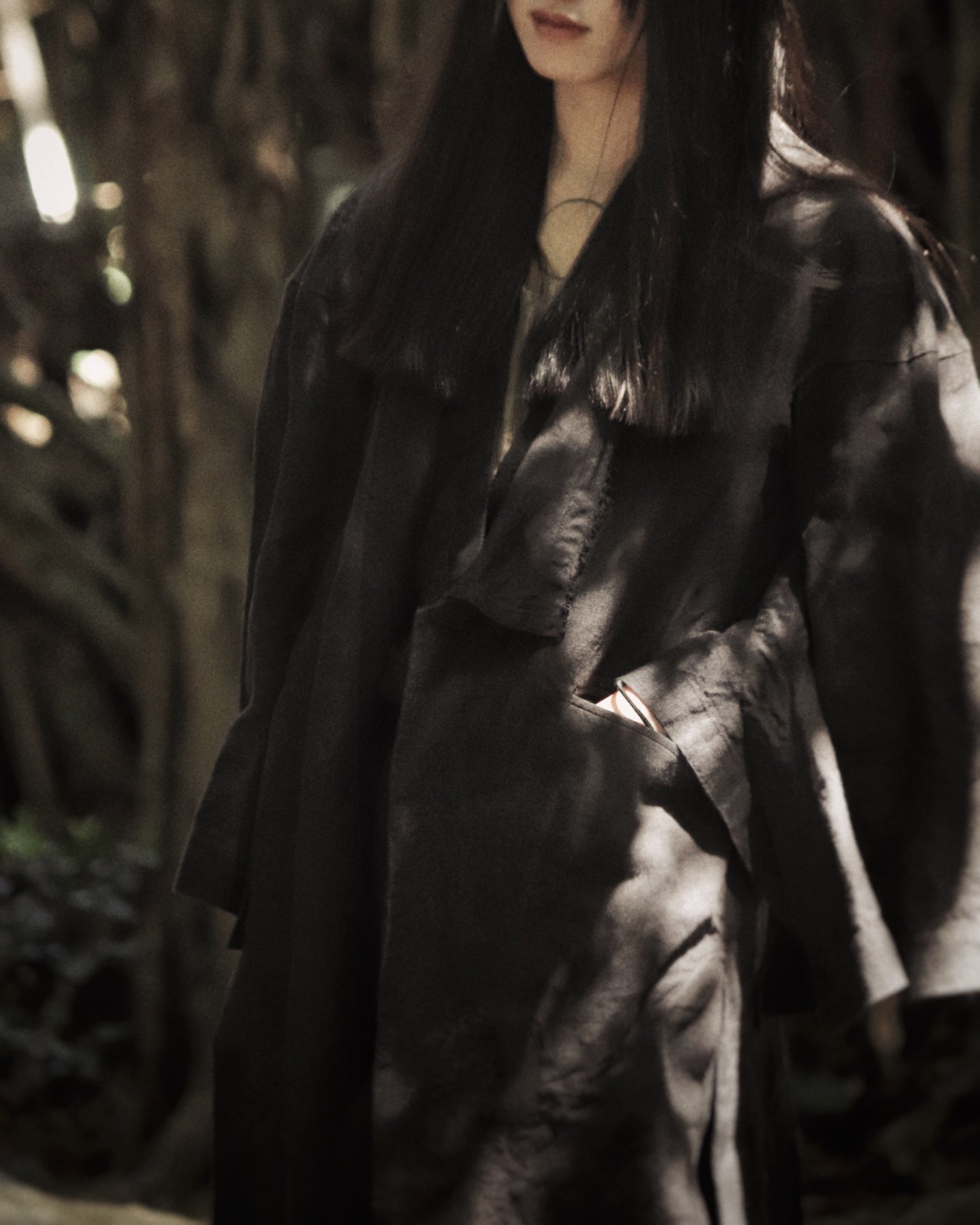 wide shoulder knee-length coat