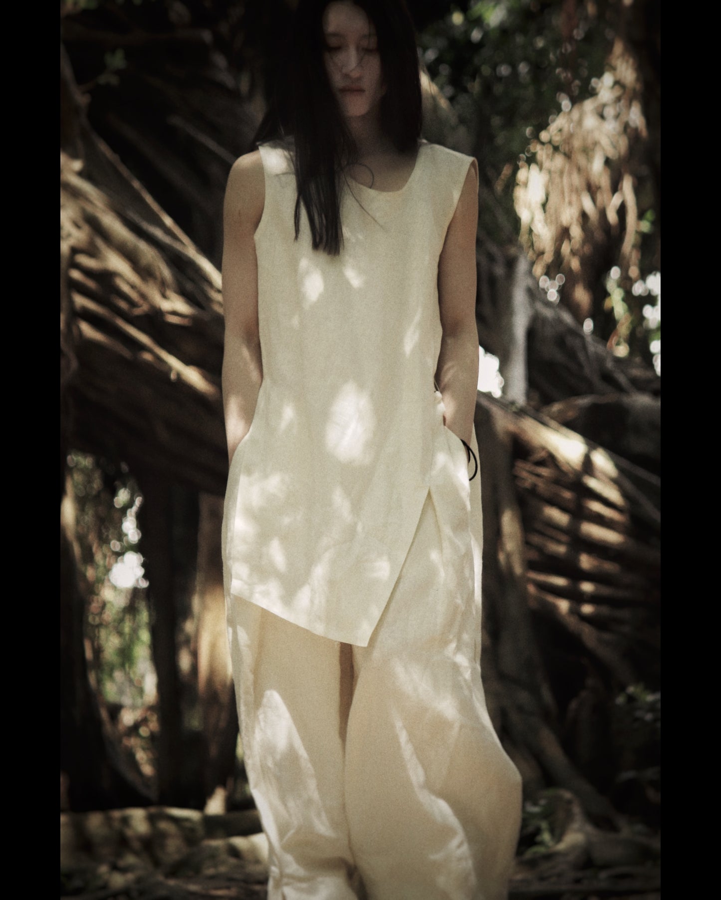 sleeveless slit shirt/white