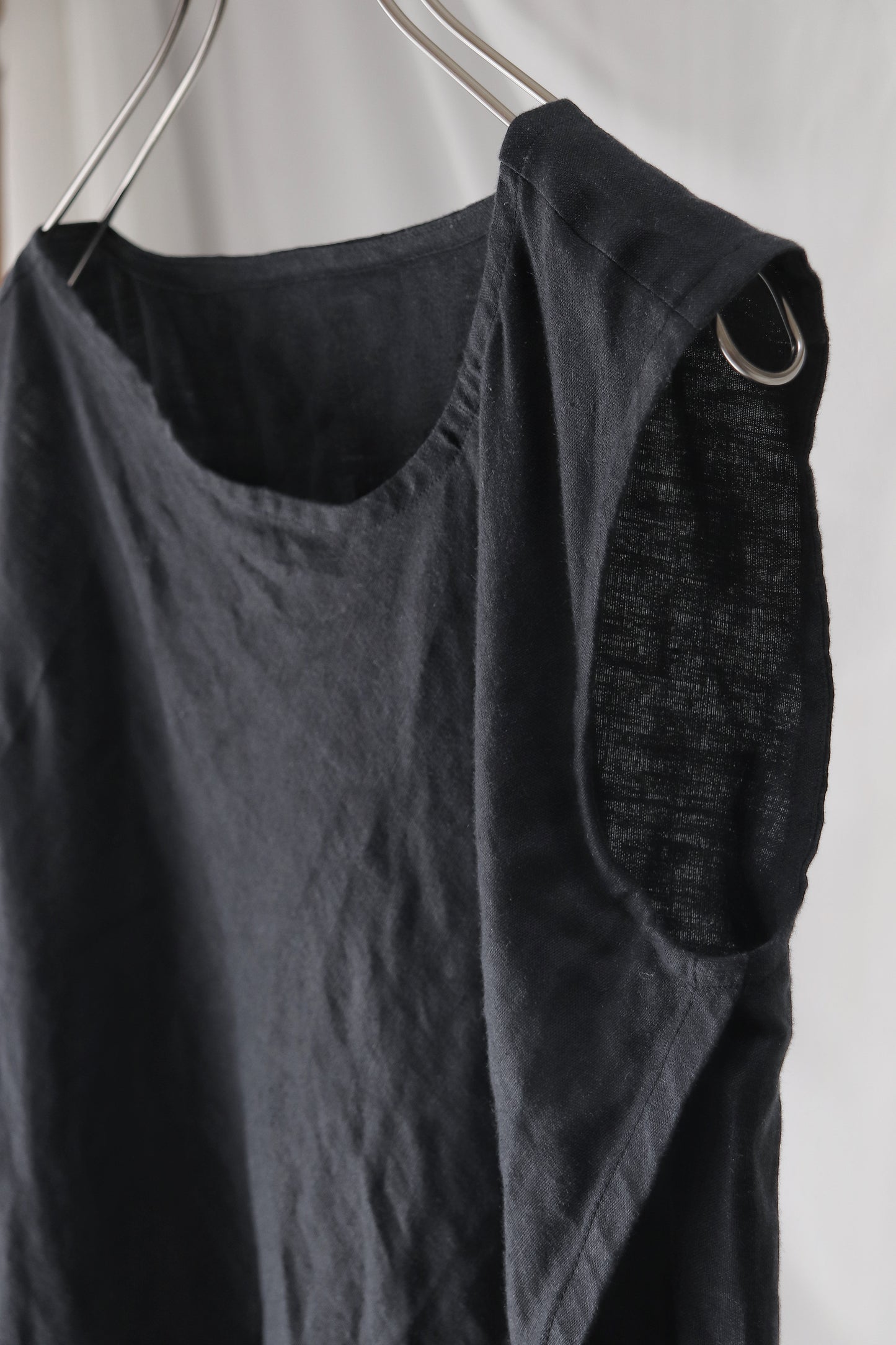 sleeveless slit shirt