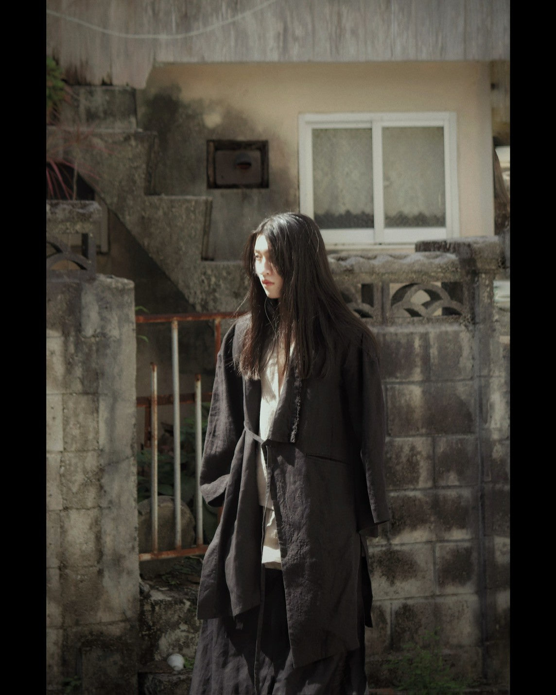 wide shoulder knee-length coat
