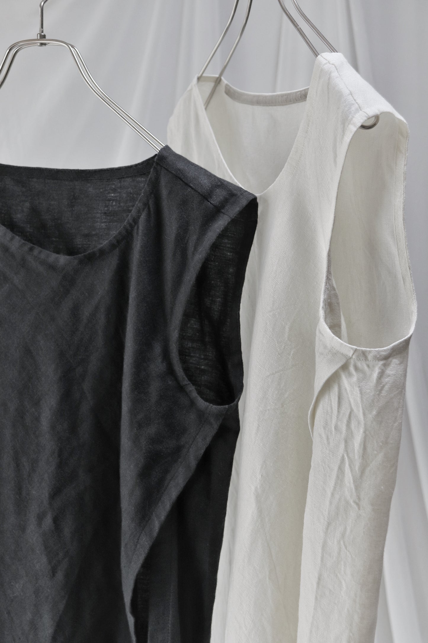 sleeveless slit shirt
