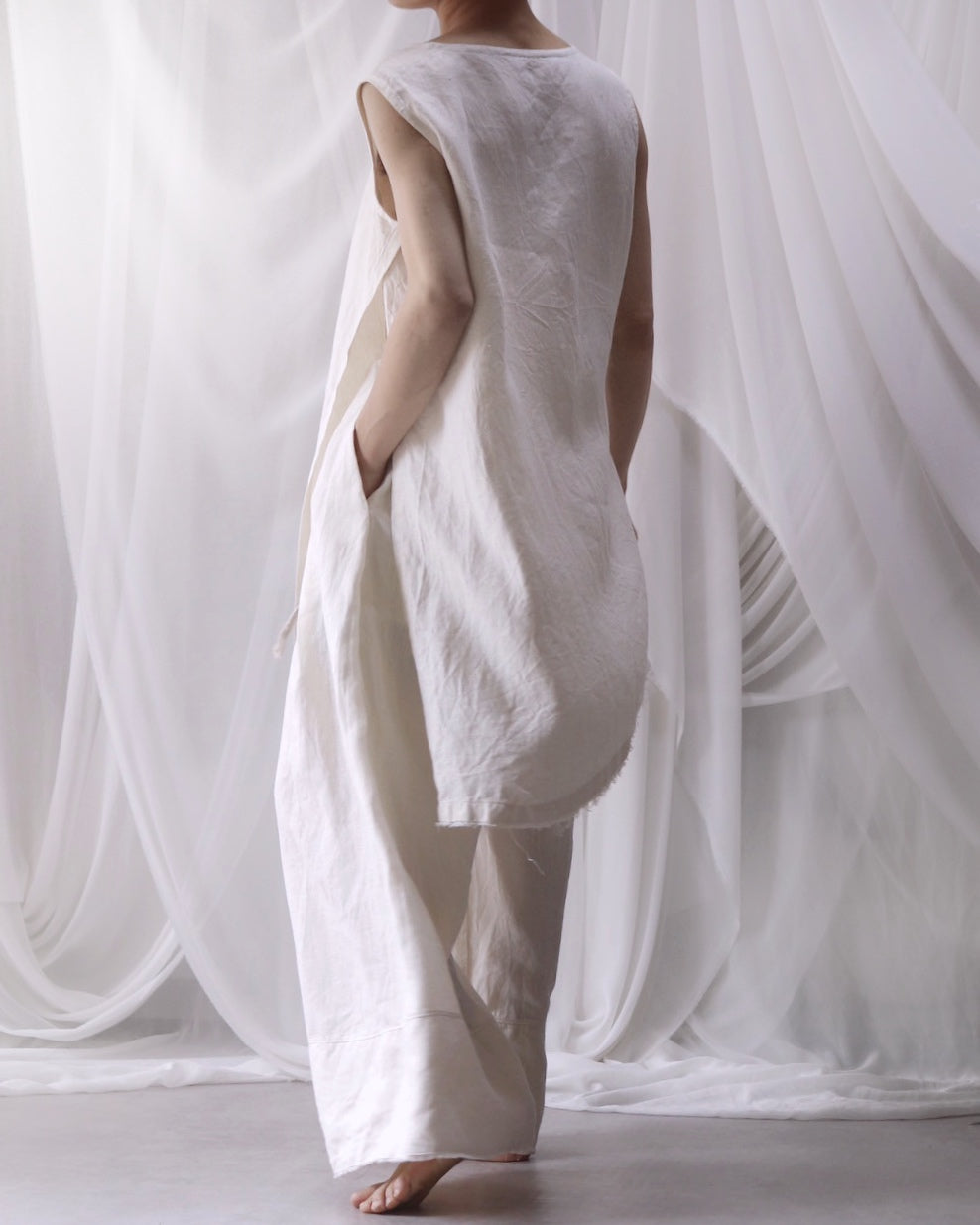 sleeveless slit shirt/white