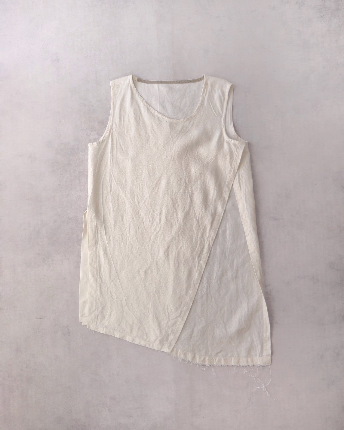 sleeveless slit shirt/white