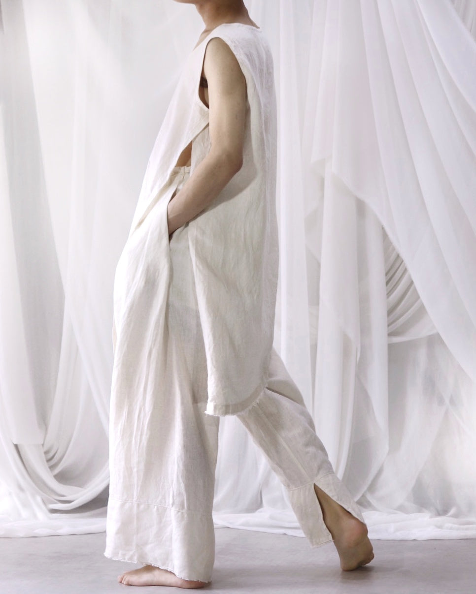 sleeveless slit shirt/white