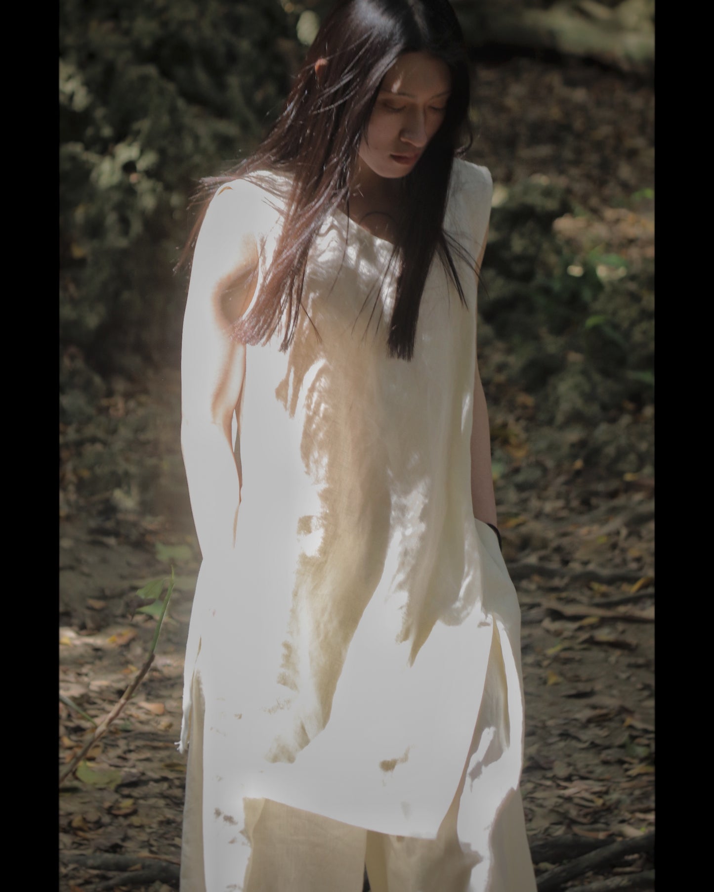 sleeveless slit shirt/white