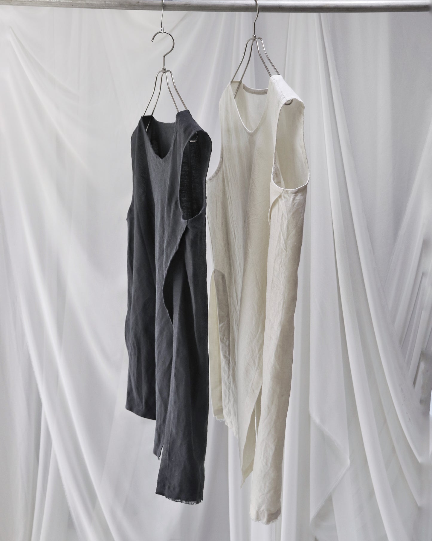 sleeveless slit shirt