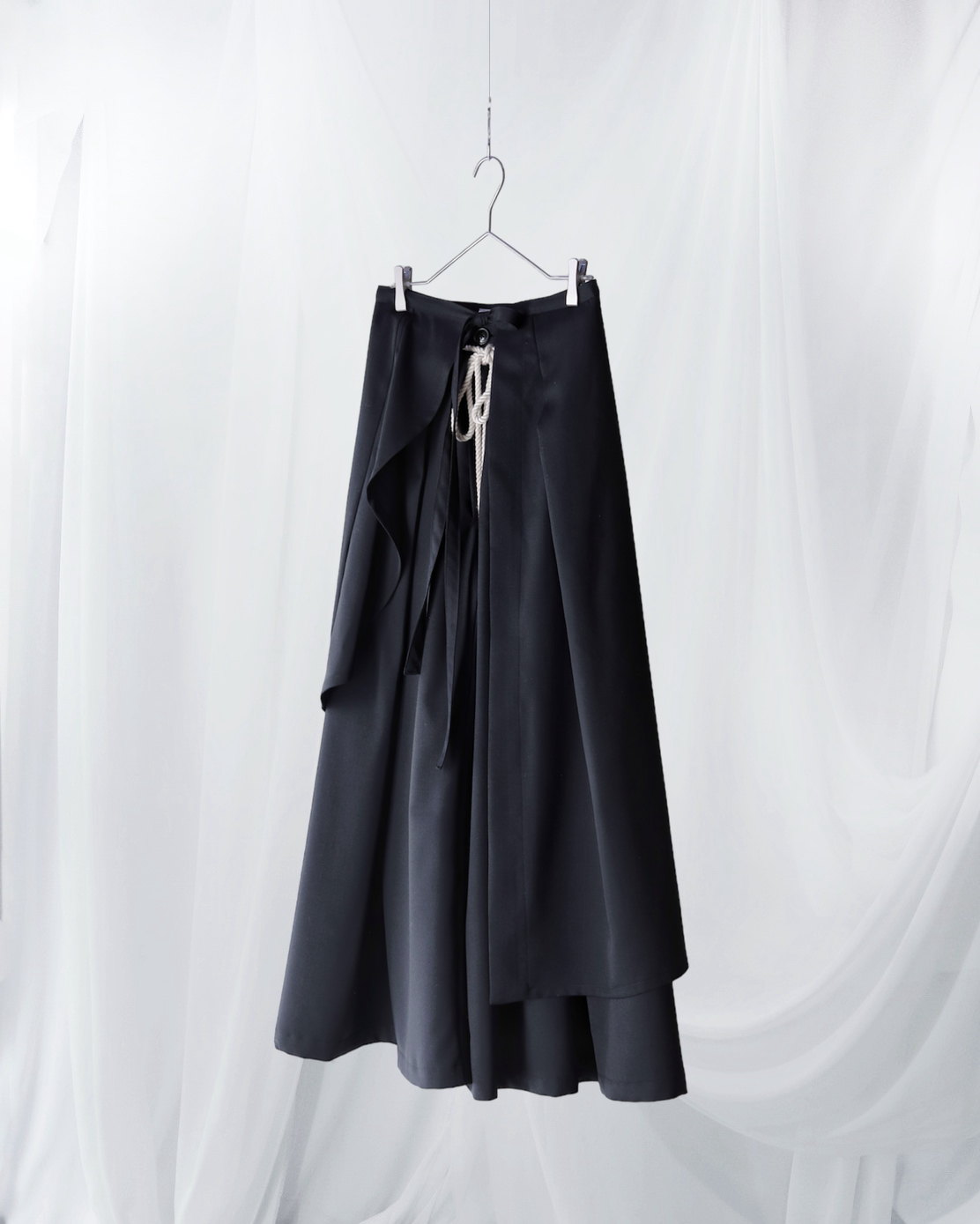 Asymmetric tuck hakama trousers with wrapping cloth