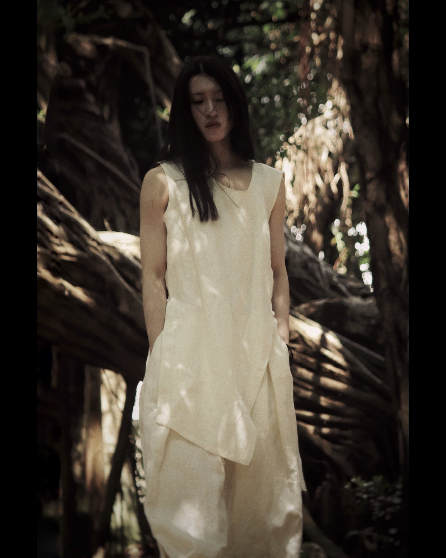 sleeveless slit shirt/white