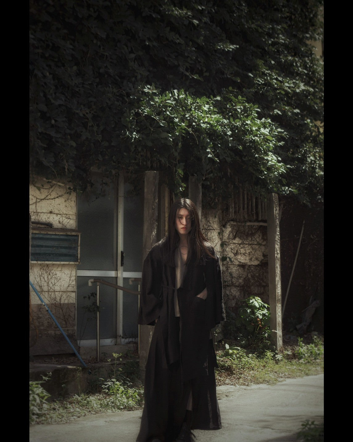 wide shoulder knee-length coat