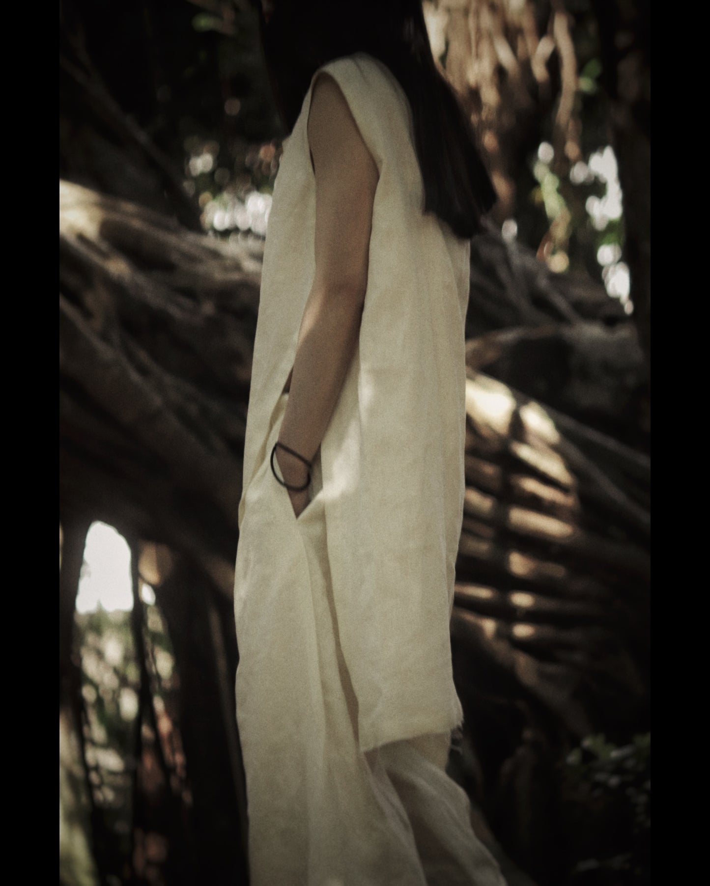 sleeveless slit shirt/white