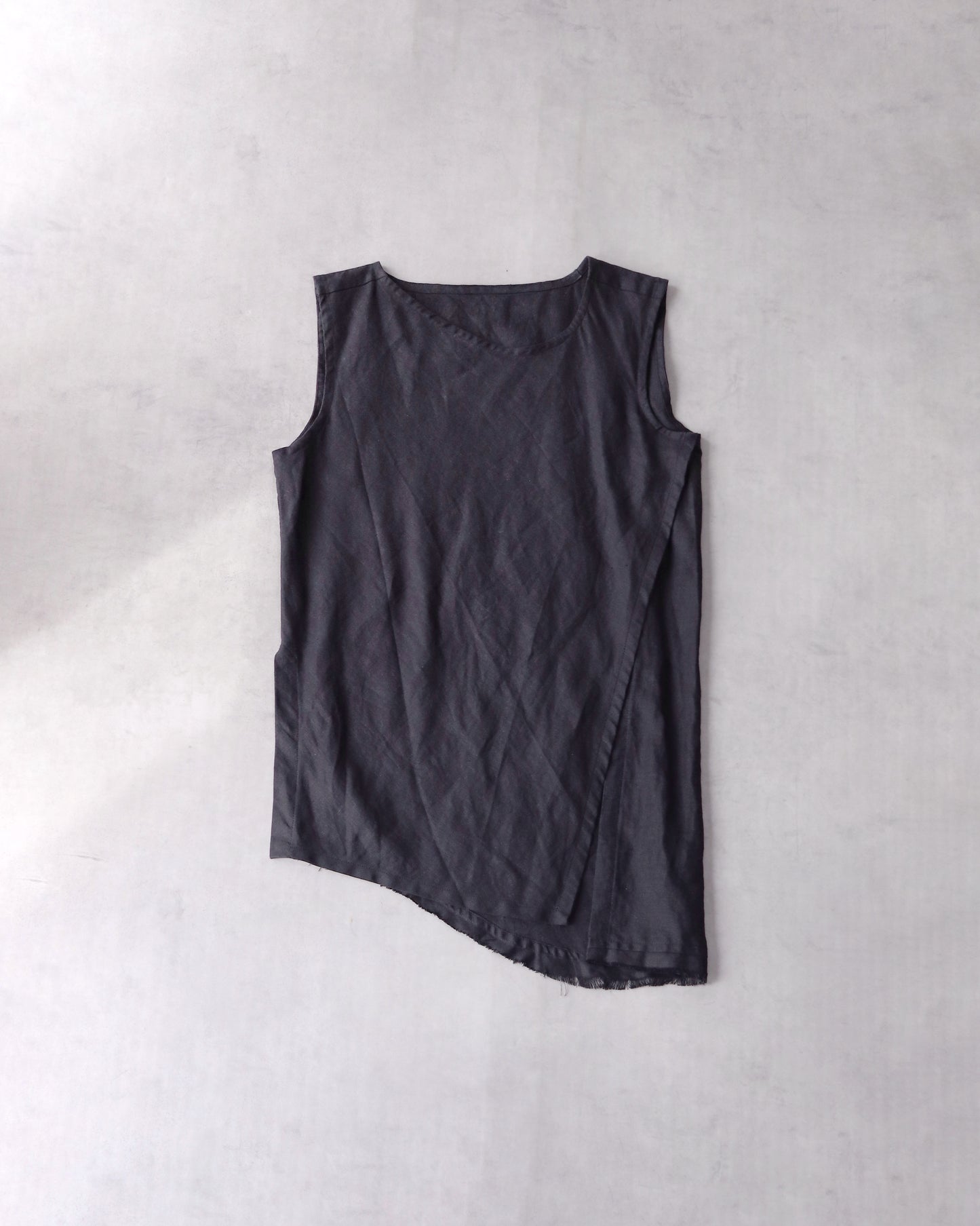 sleeveless slit shirt