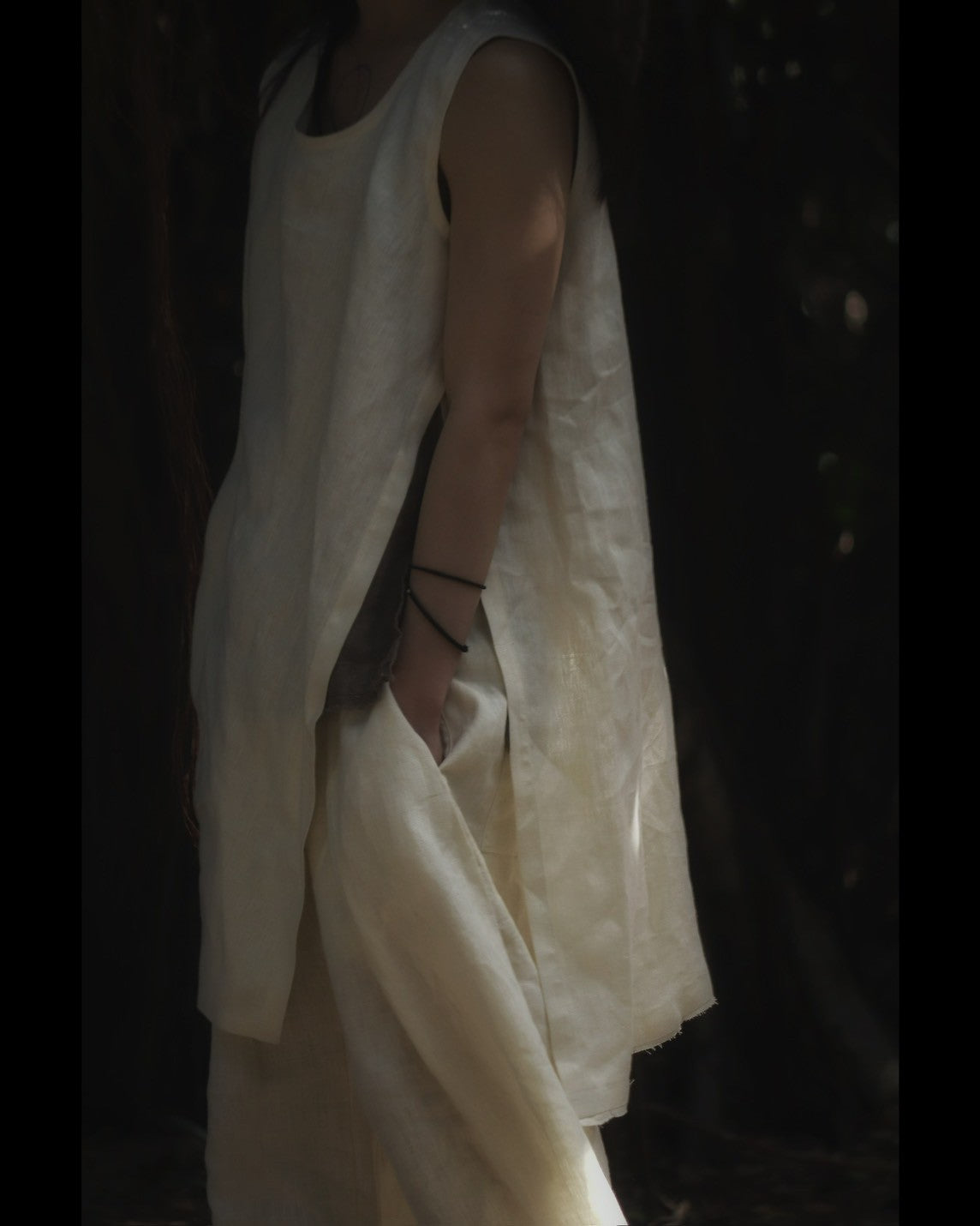 sleeveless slit shirt/white