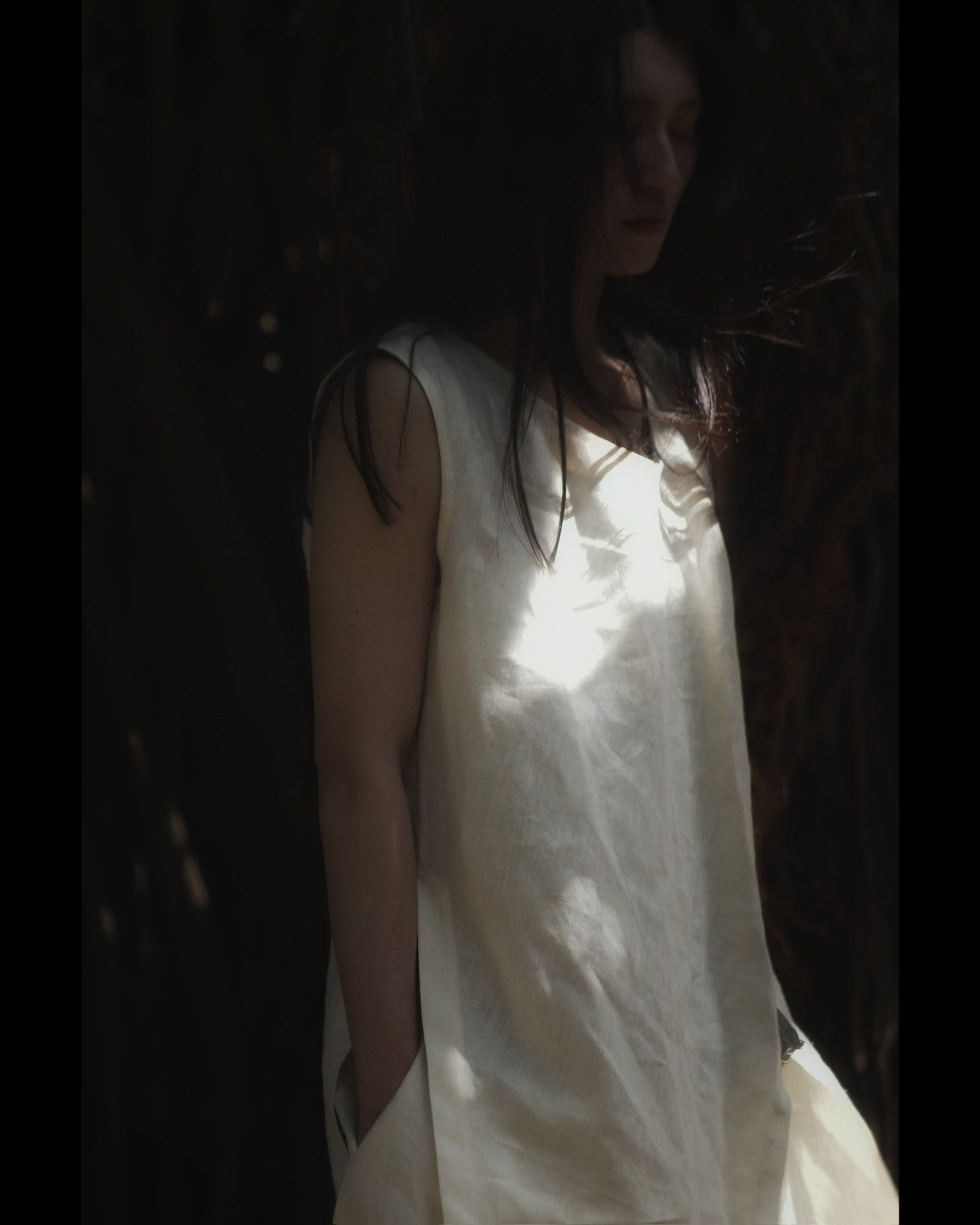 sleeveless slit shirt/white