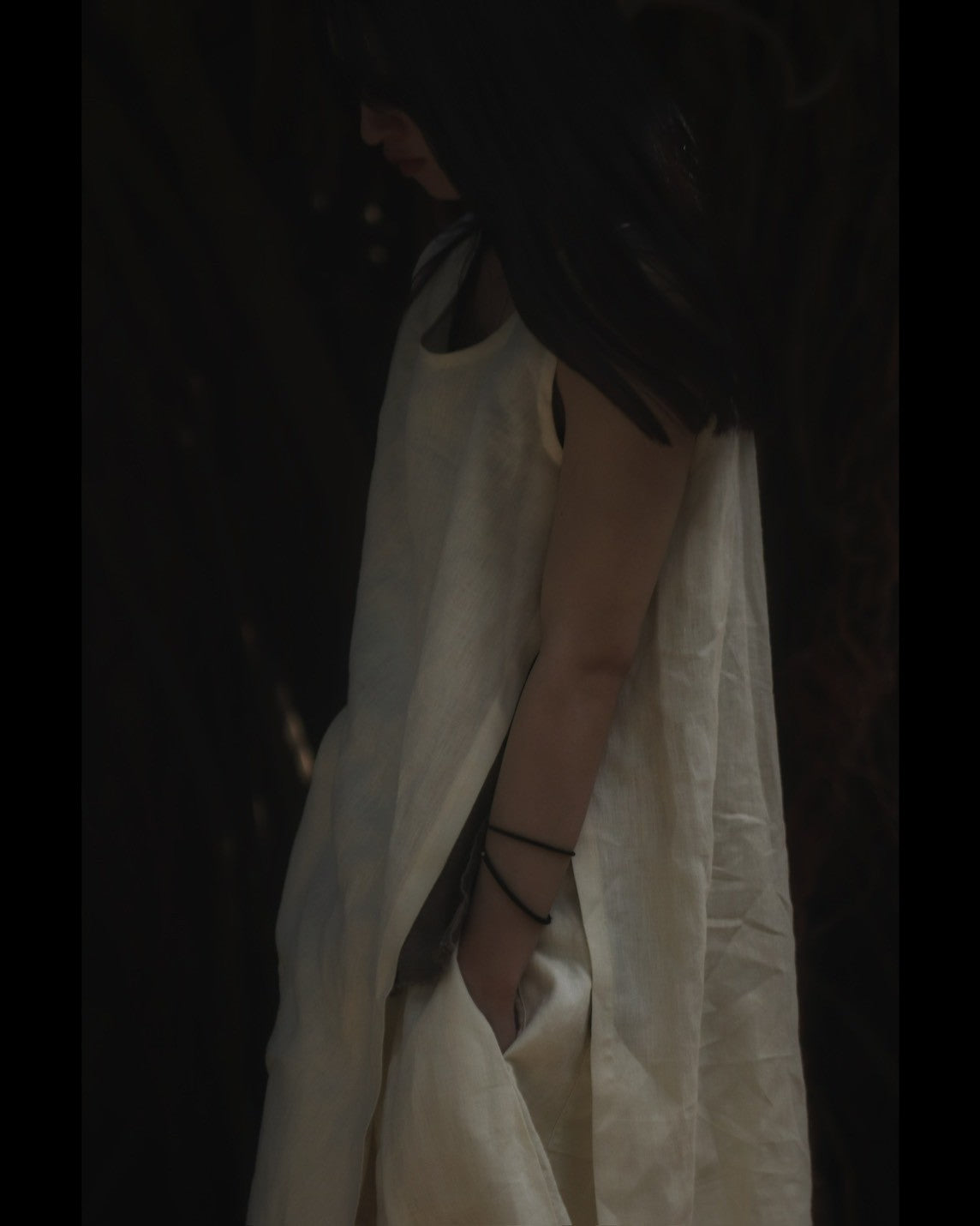 sleeveless slit shirt/white