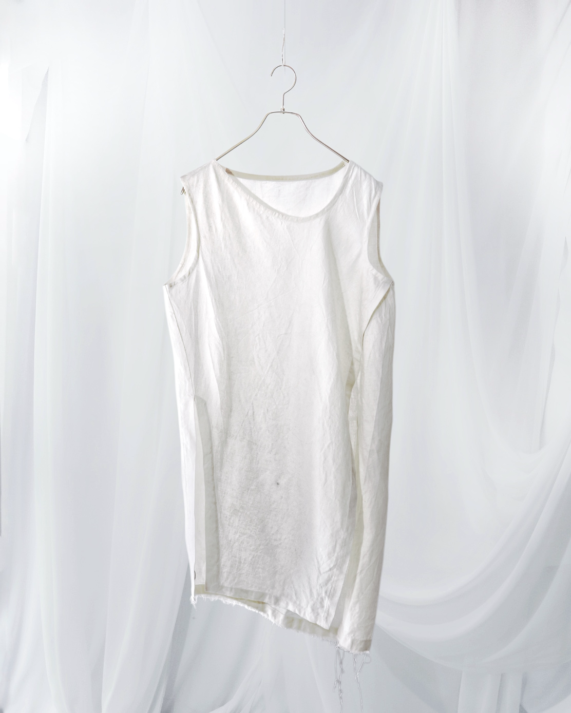 sleeveless slit shirt/white
