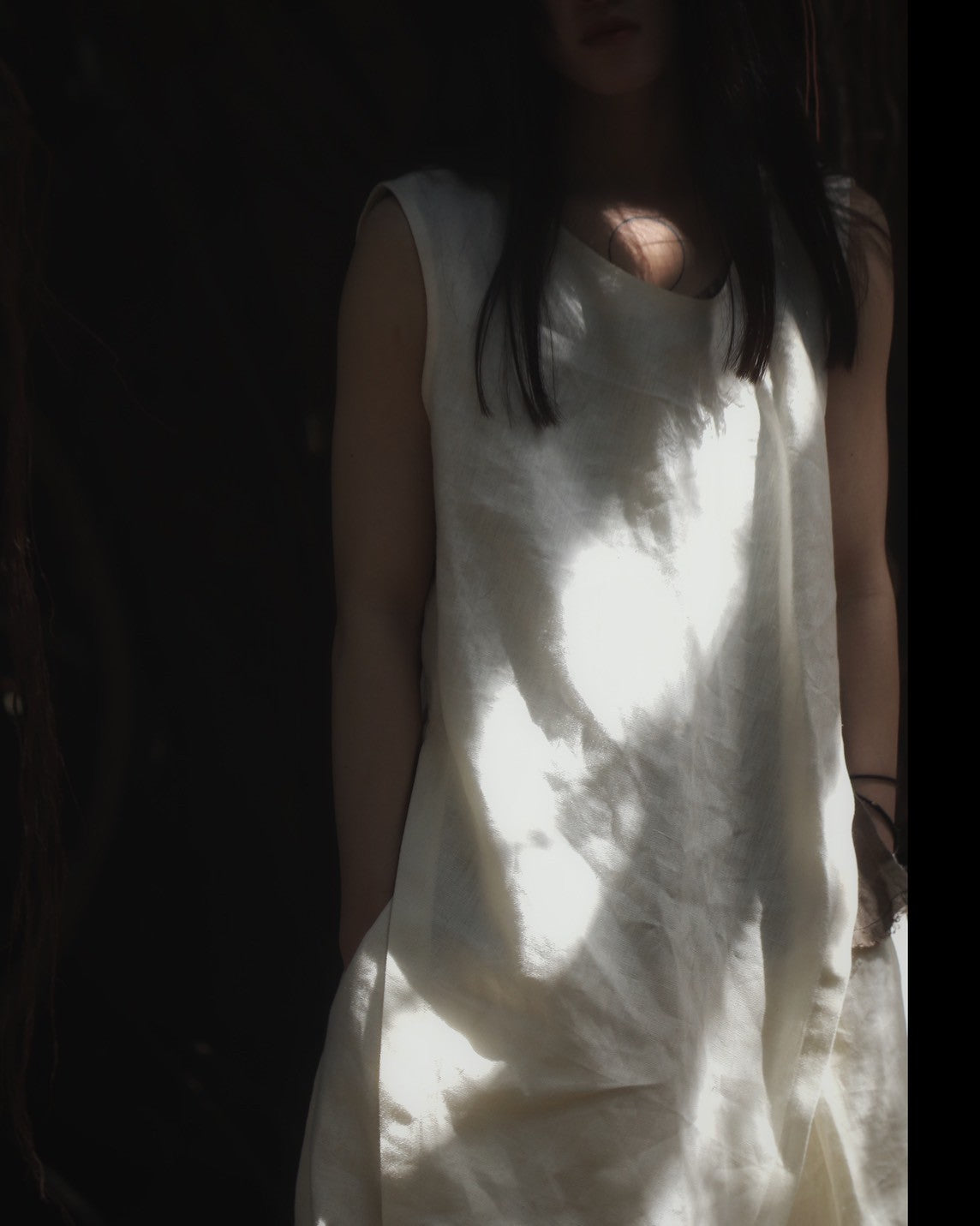 sleeveless slit shirt/white