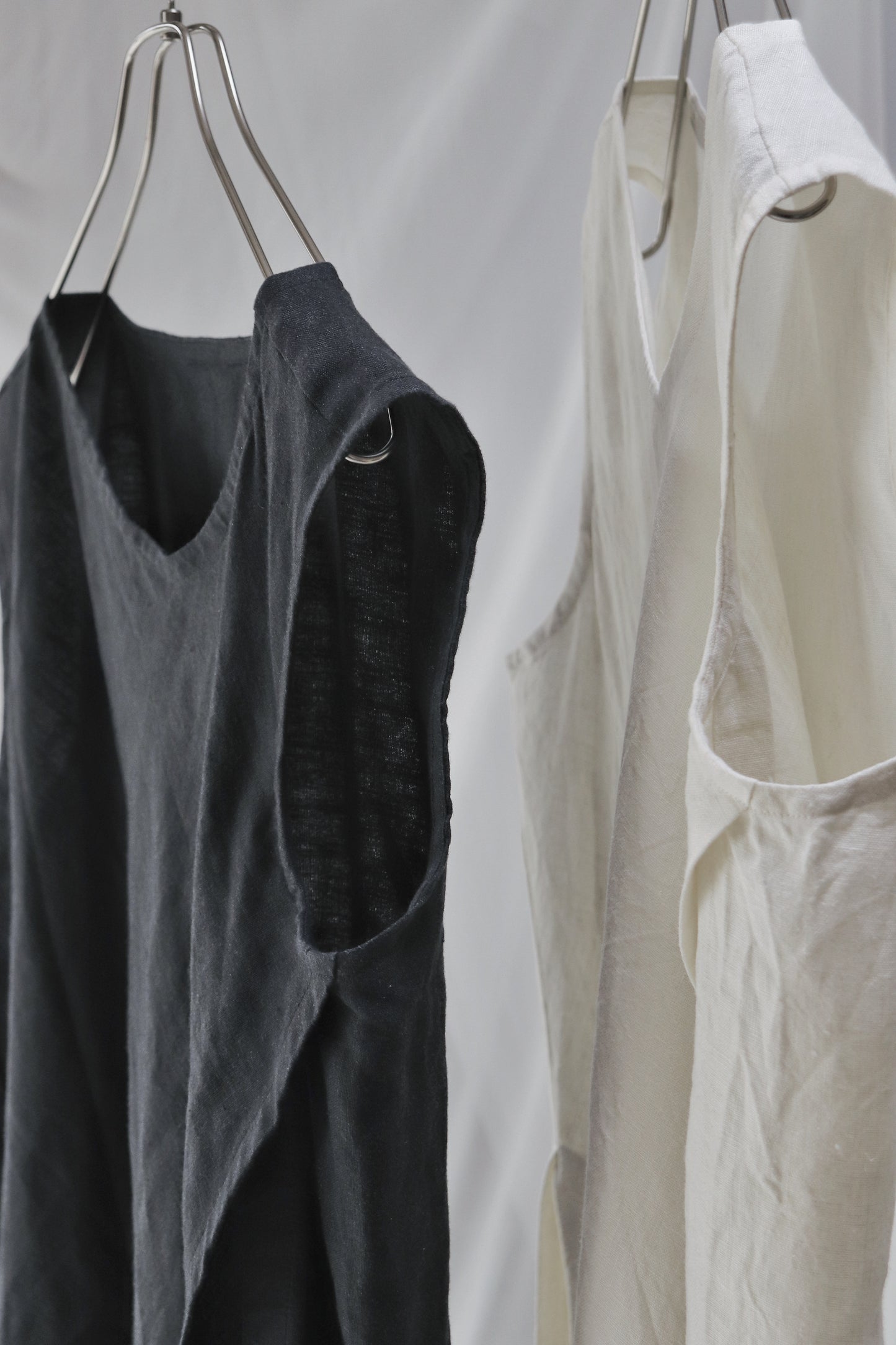 sleeveless slit shirt
