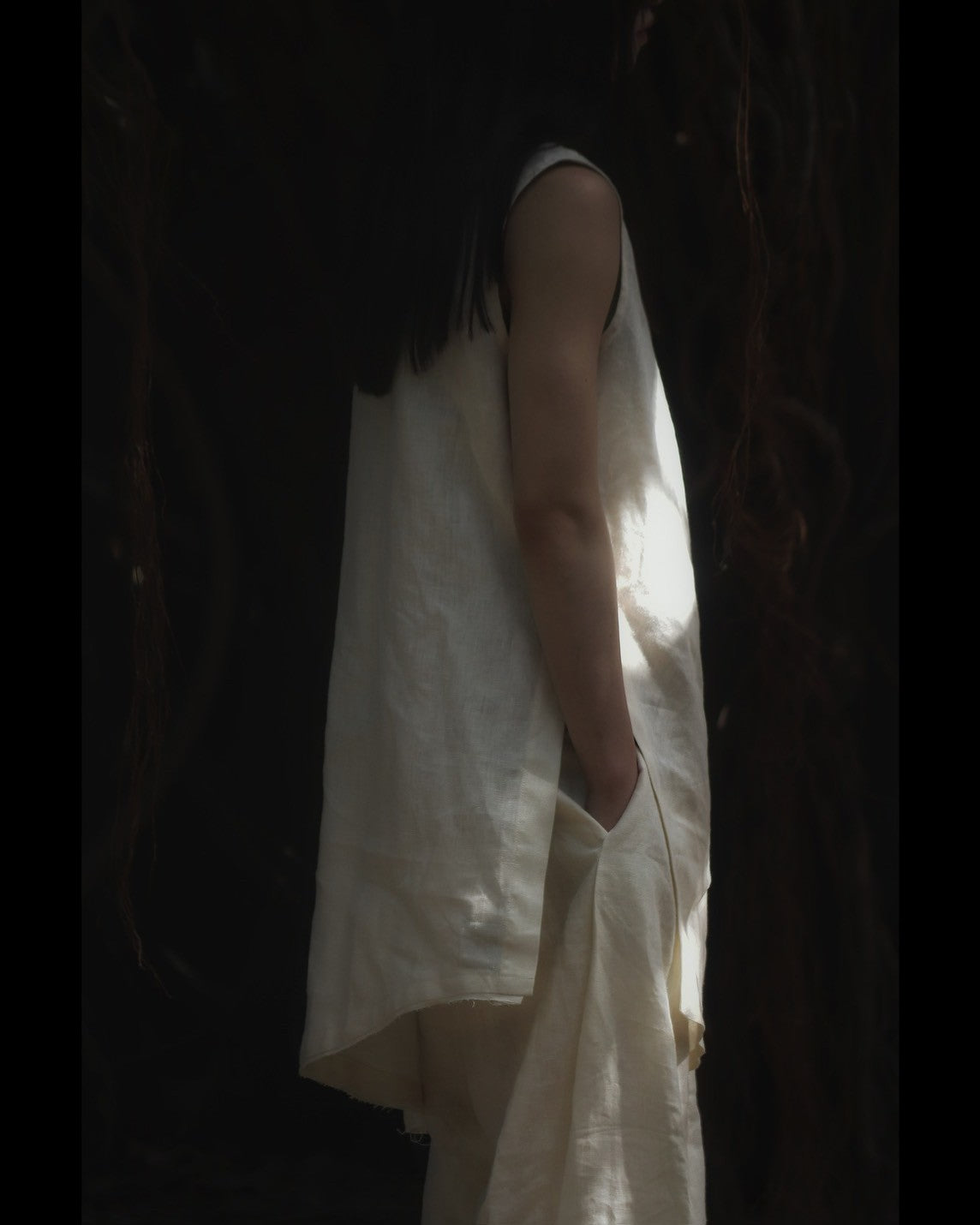 sleeveless slit shirt/white