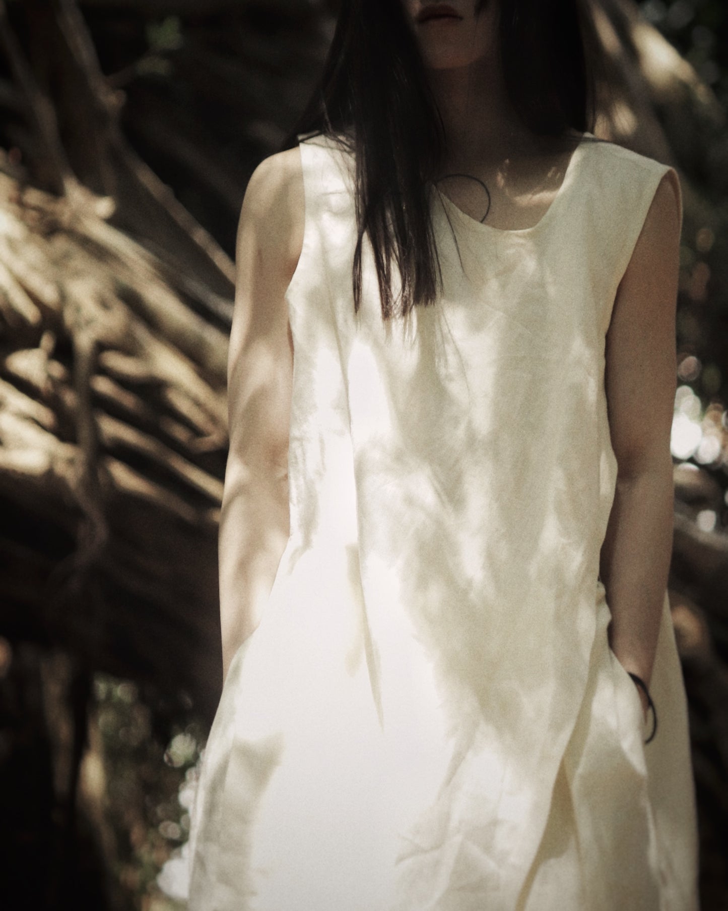 sleeveless slit shirt/white