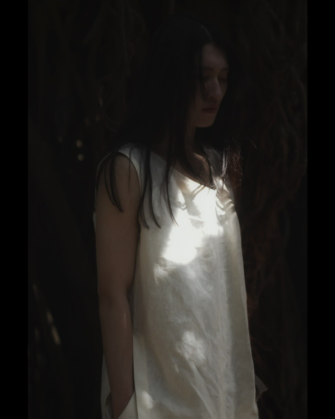 sleeveless slit shirt/white