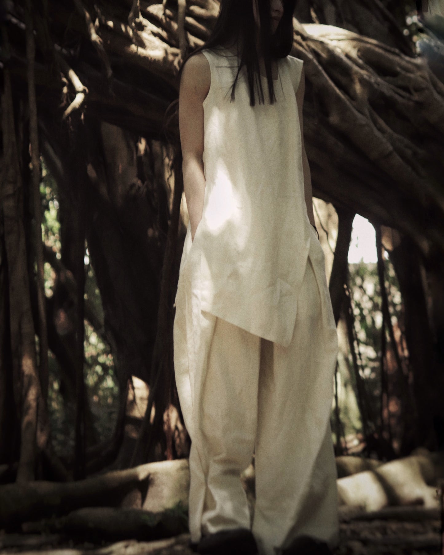 sleeveless slit shirt/white