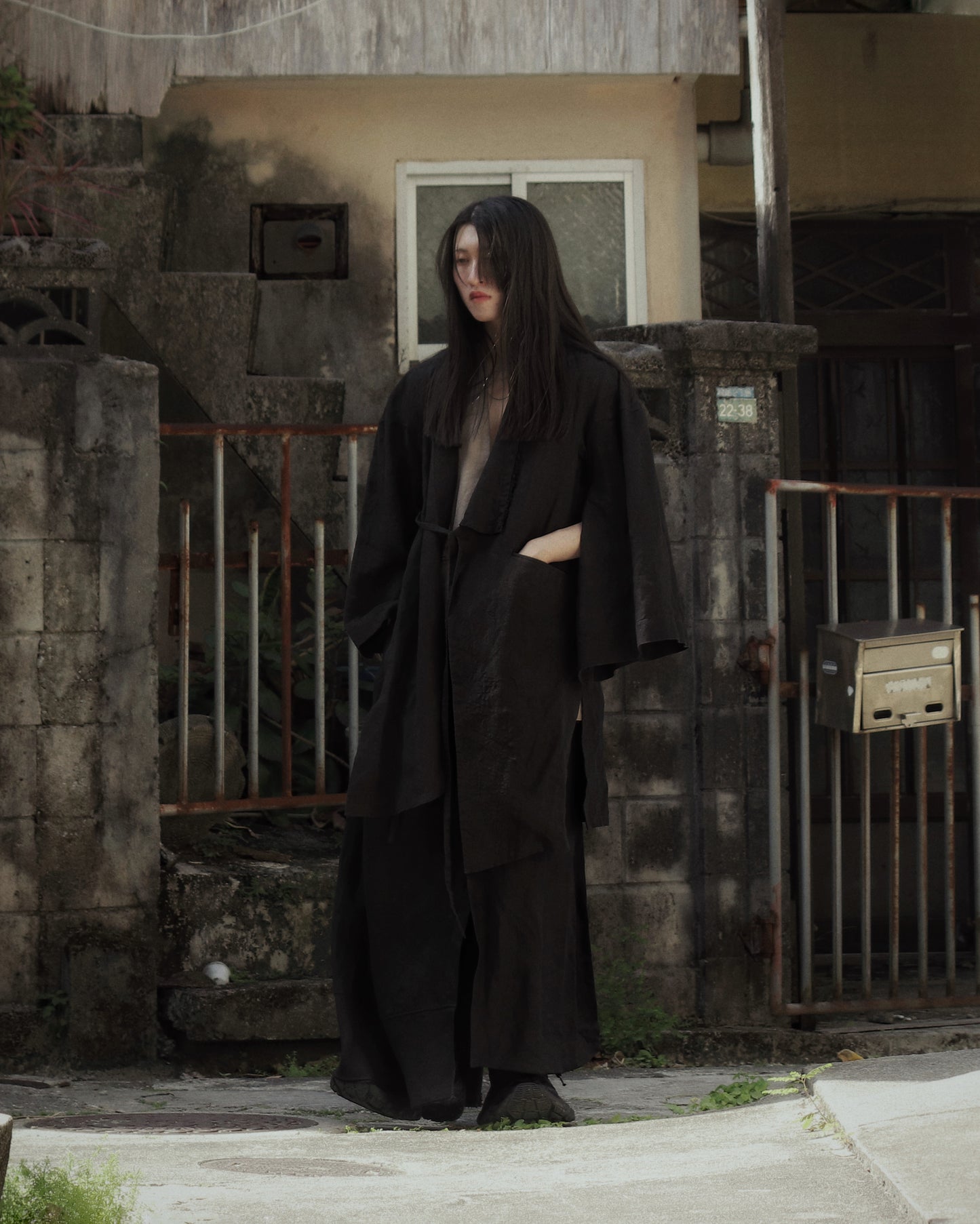wide shoulder knee-length coat