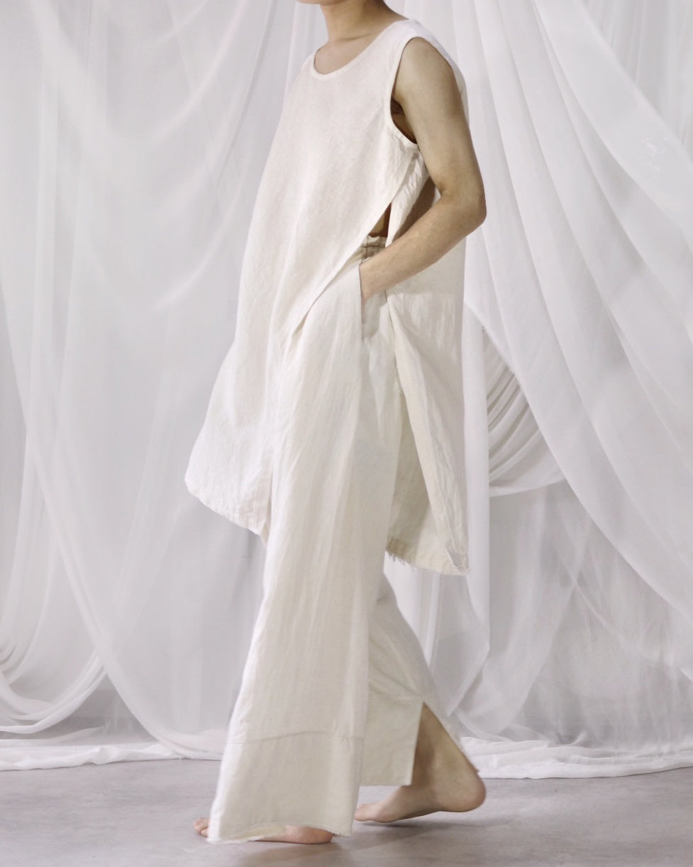 sleeveless slit shirt/white