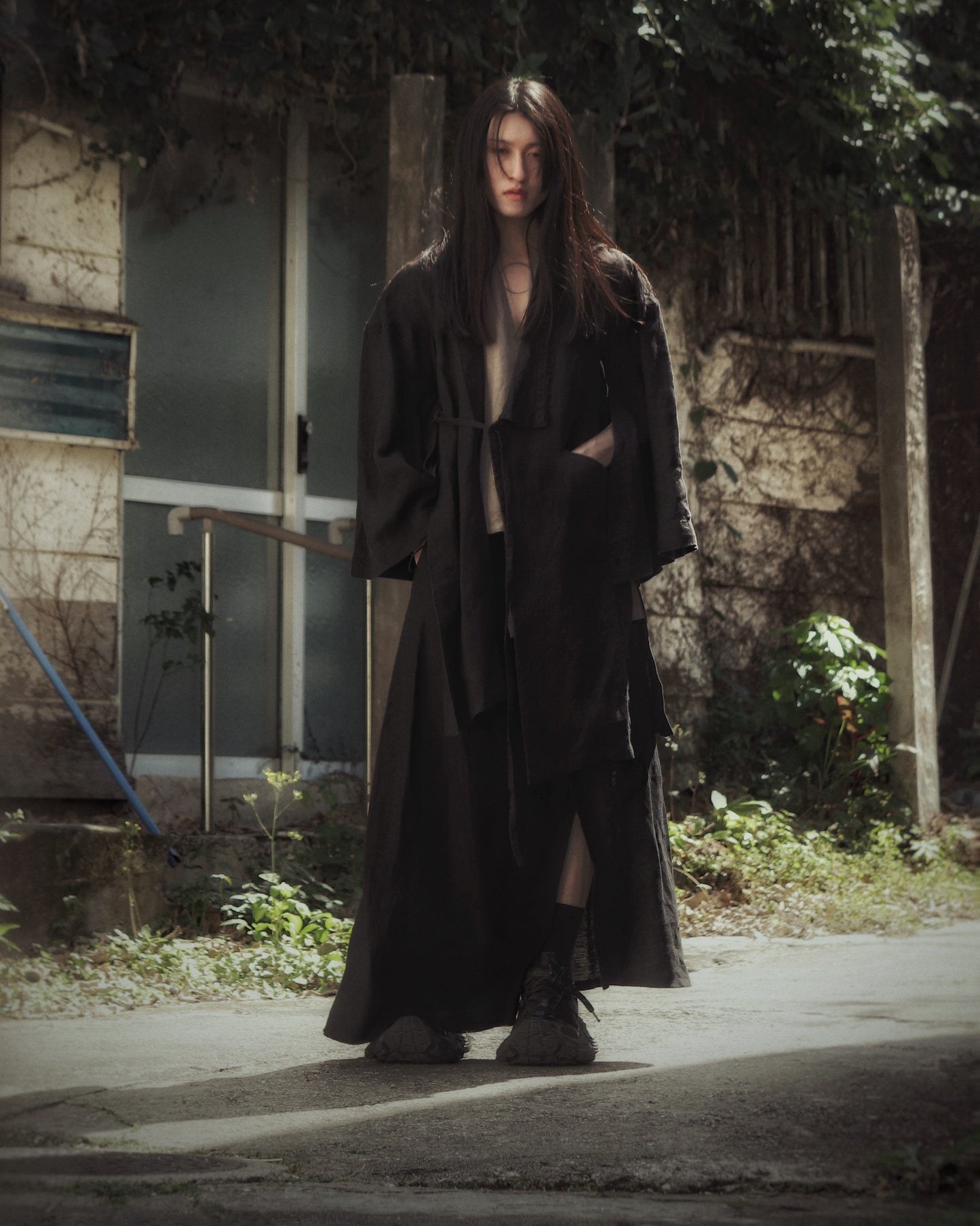 wide shoulder knee-length coat