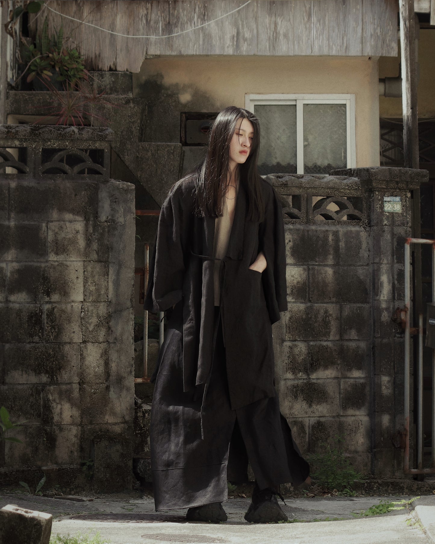 wide shoulder knee-length coat