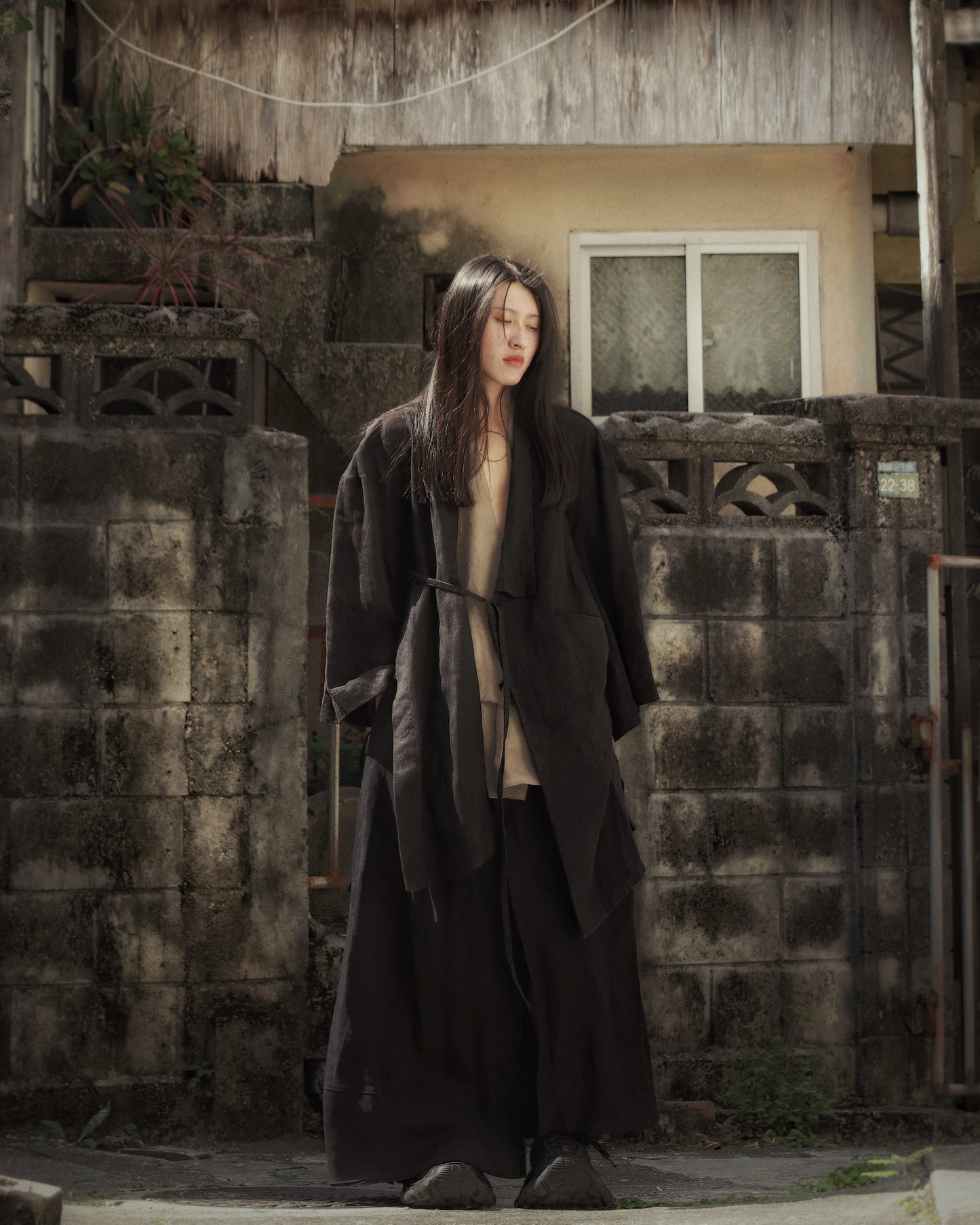 wide shoulder knee-length coat