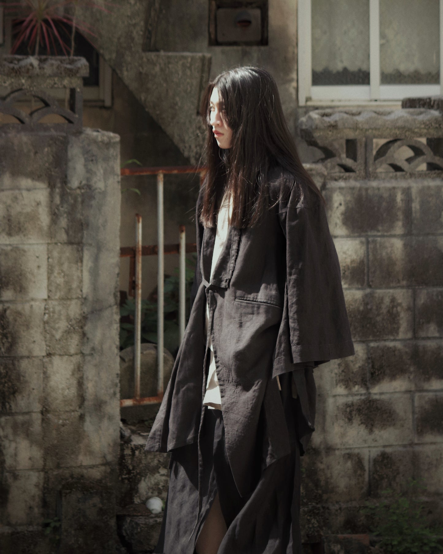 wide shoulder knee-length coat