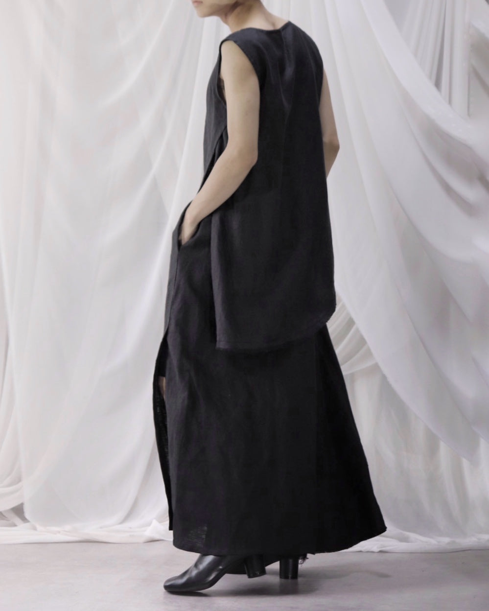 sleeveless slit shirt