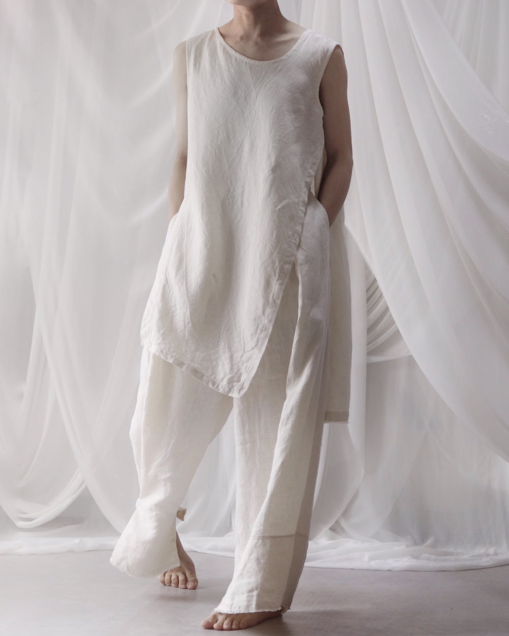 sleeveless slit shirt/white