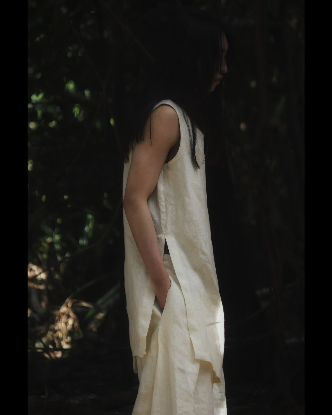 sleeveless slit shirt/white