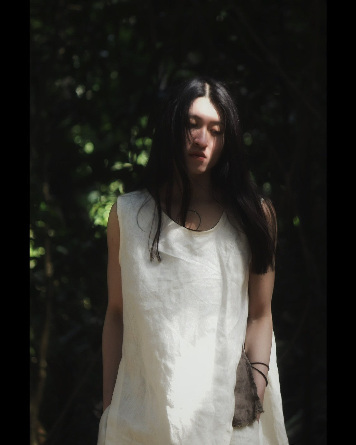 sleeveless slit shirt/white