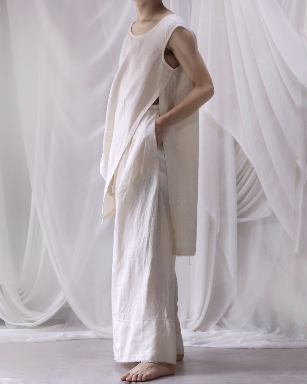 sleeveless slit shirt/white