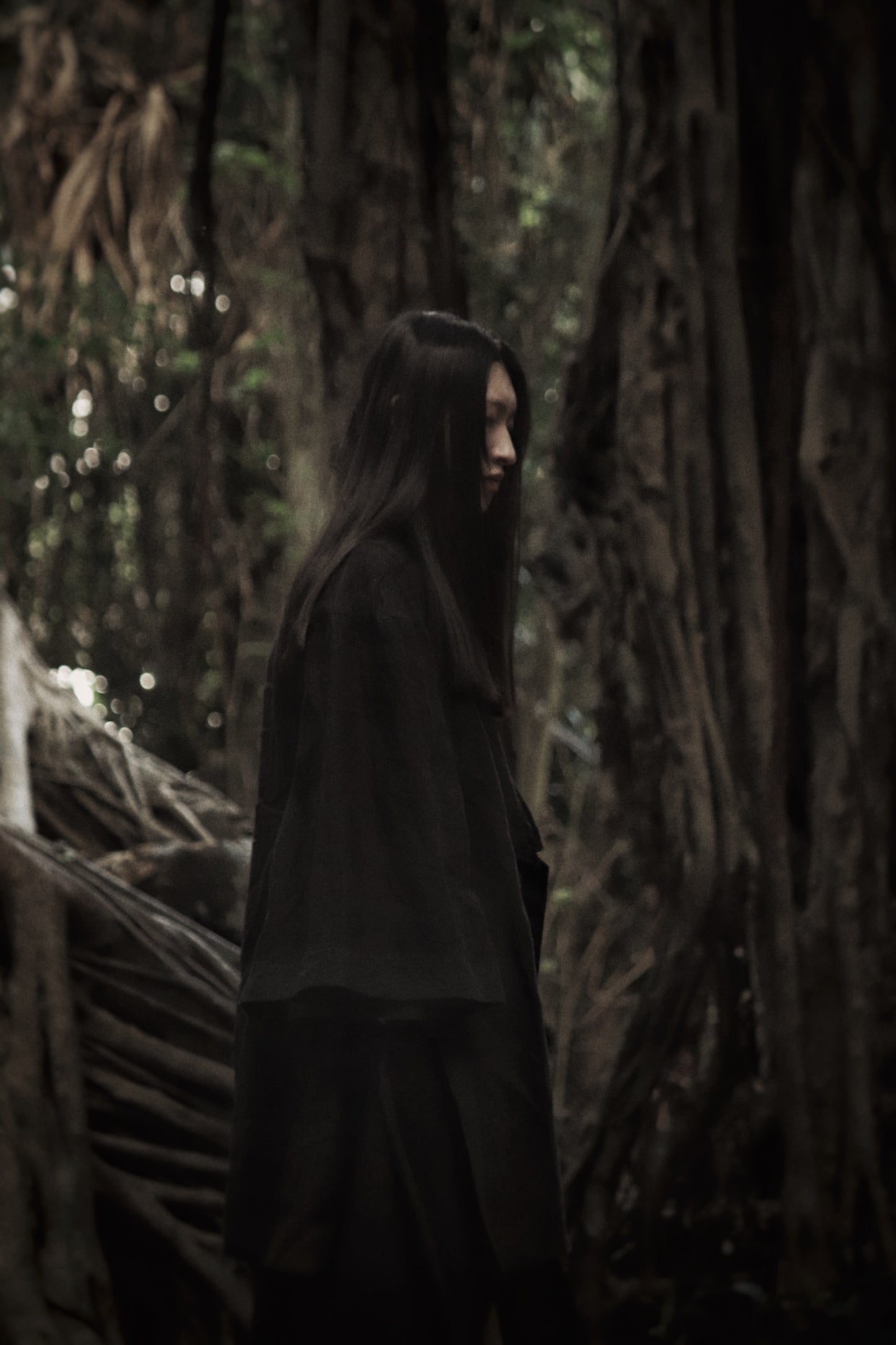 wide shoulder knee-length coat