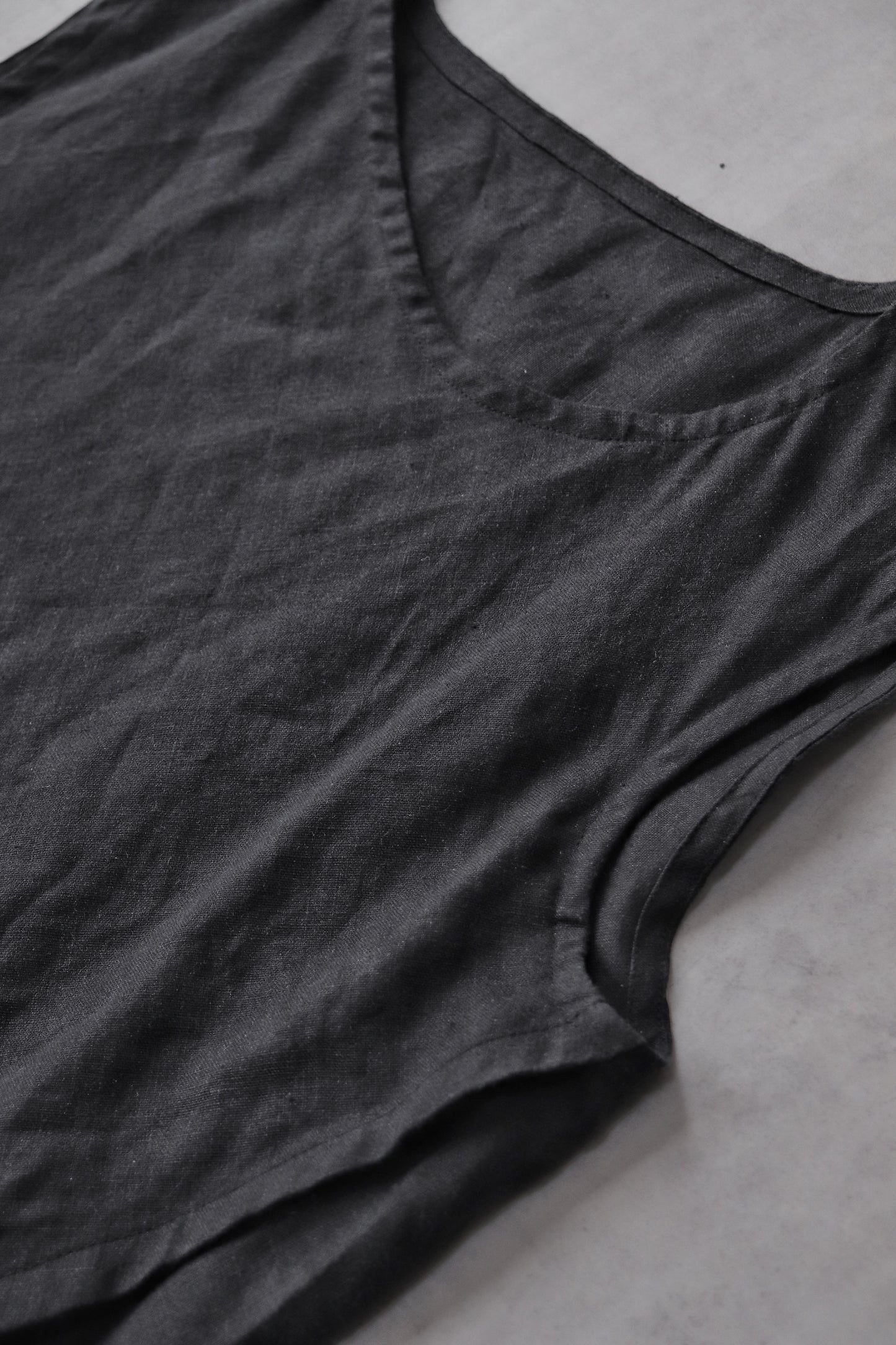 sleeveless slit shirt