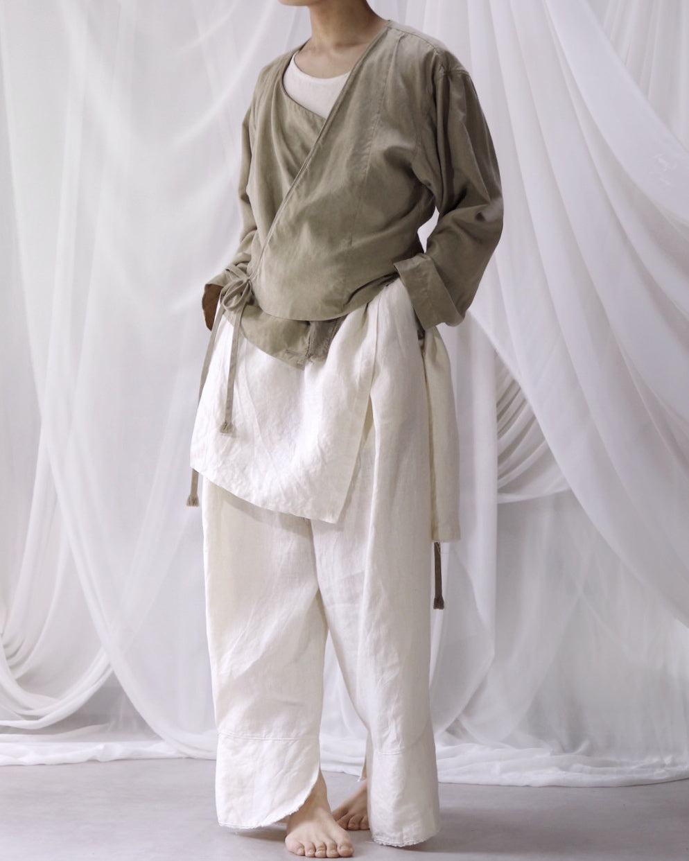 sleeveless slit shirt/white