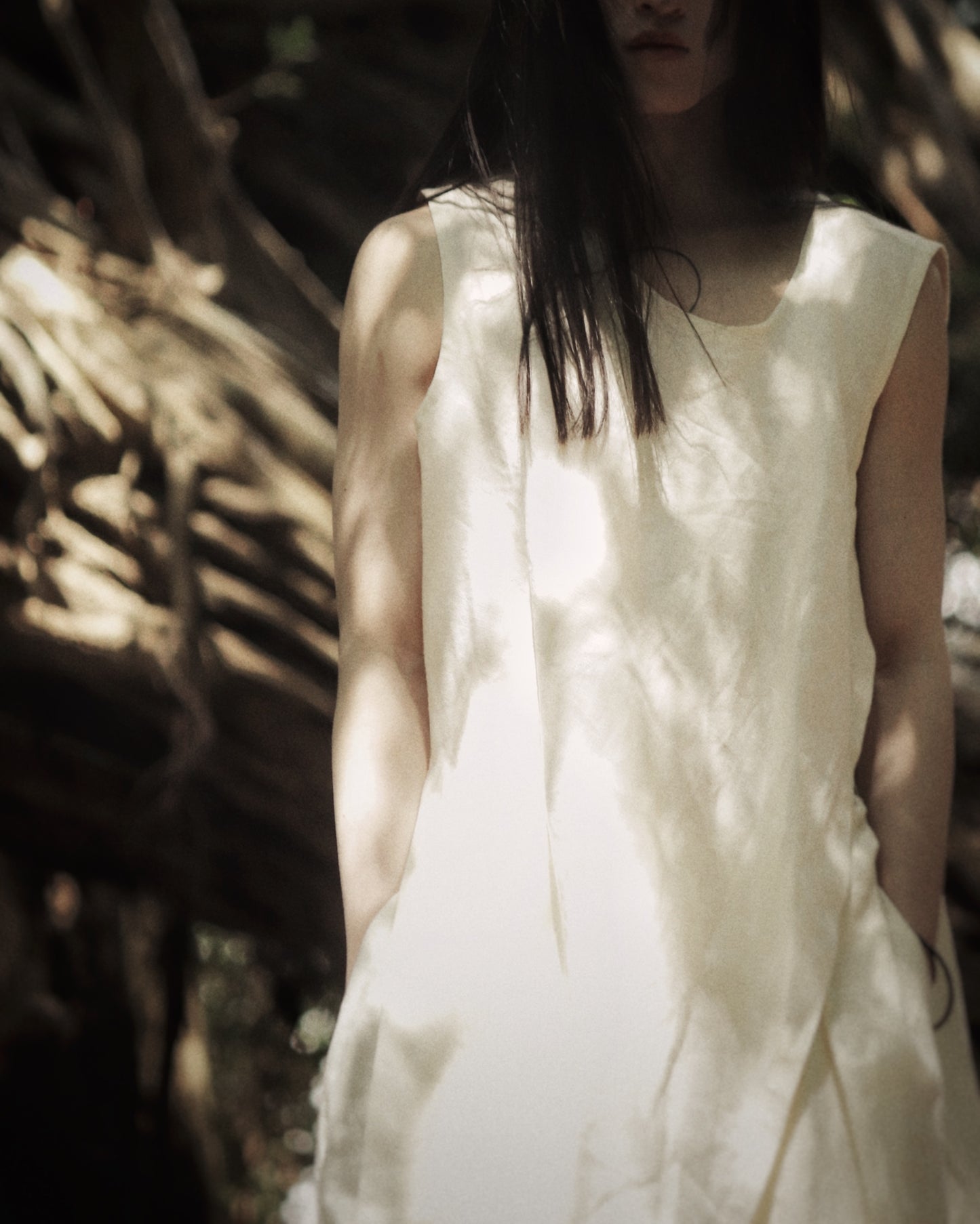 sleeveless slit shirt/white