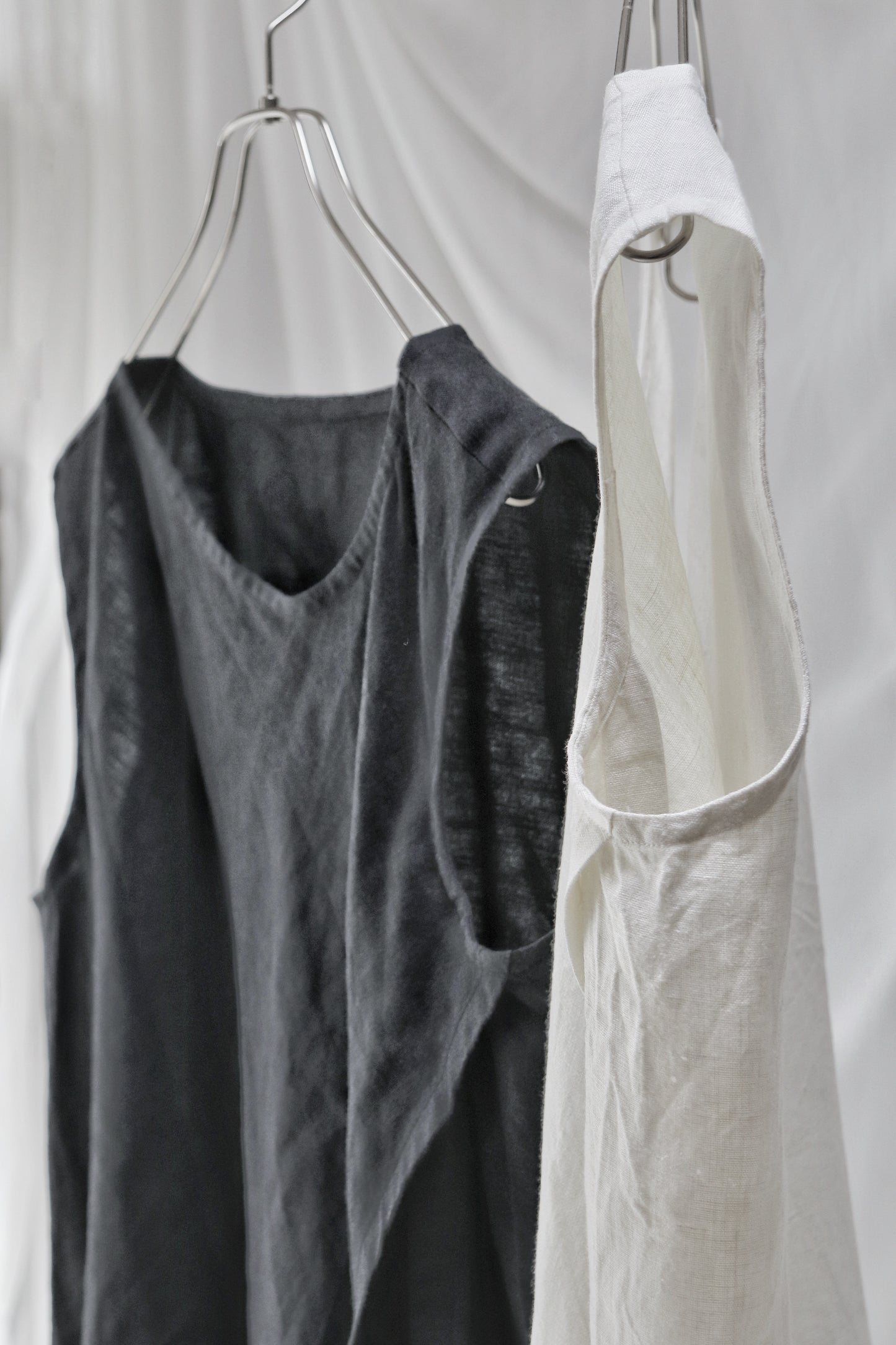sleeveless slit shirt